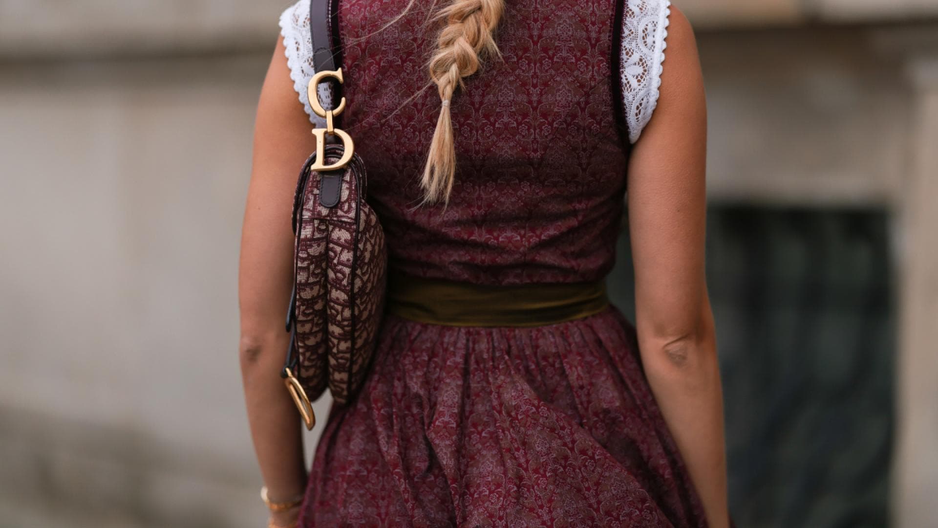 Frau mit einer Handtasche zum Dirndl