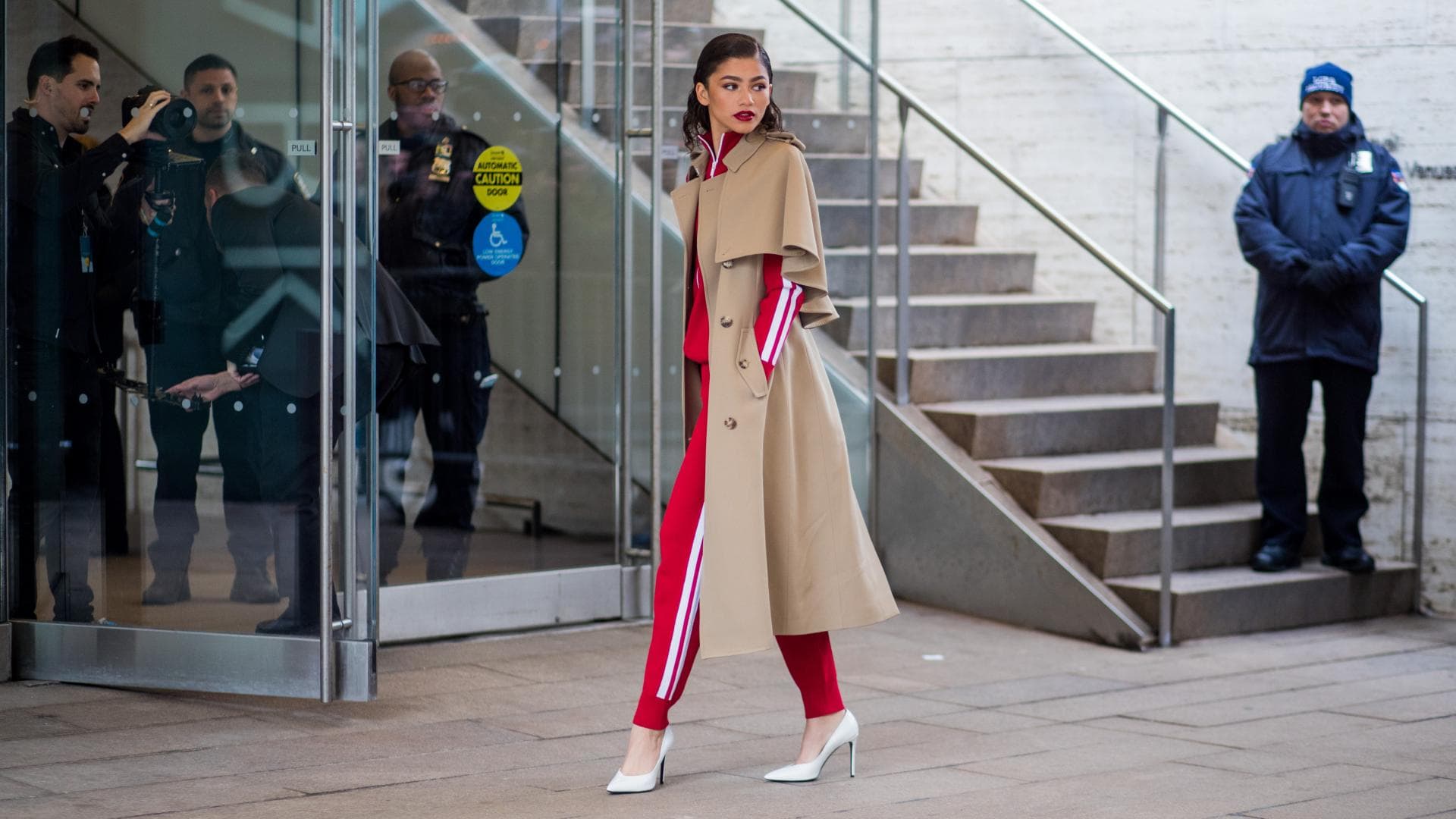 Zendaya trägt roten Joggingsanzug