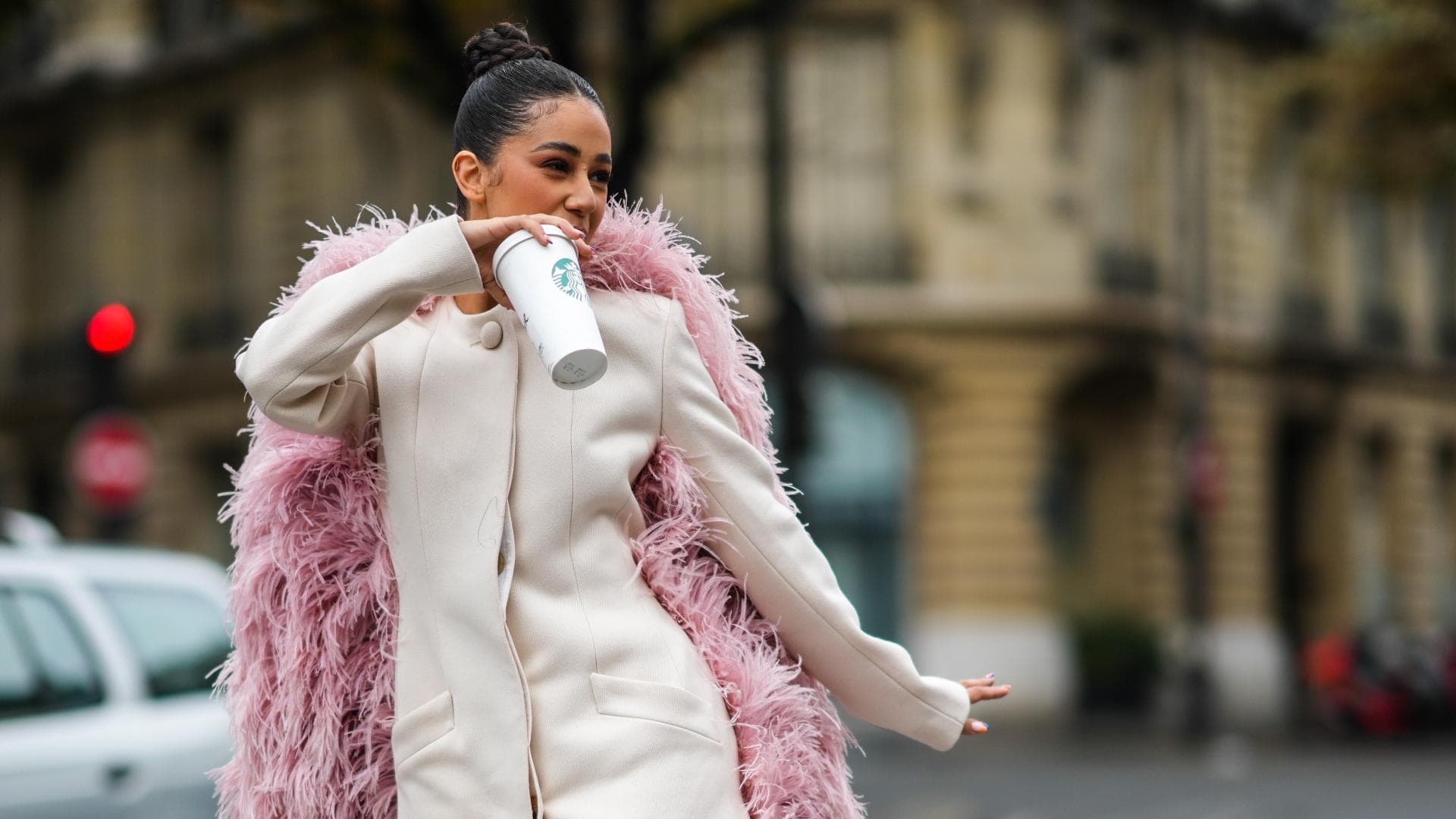 Cinnamon Spice Nails: Frau mit Starbucks Cup