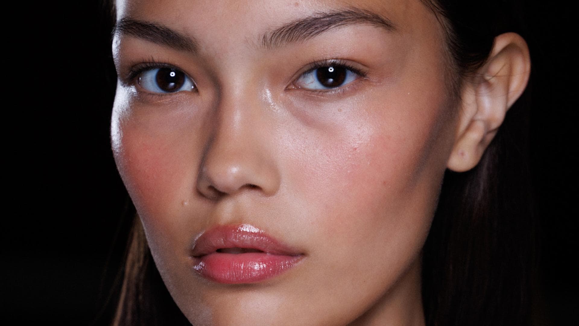 Model mit glowy Lips