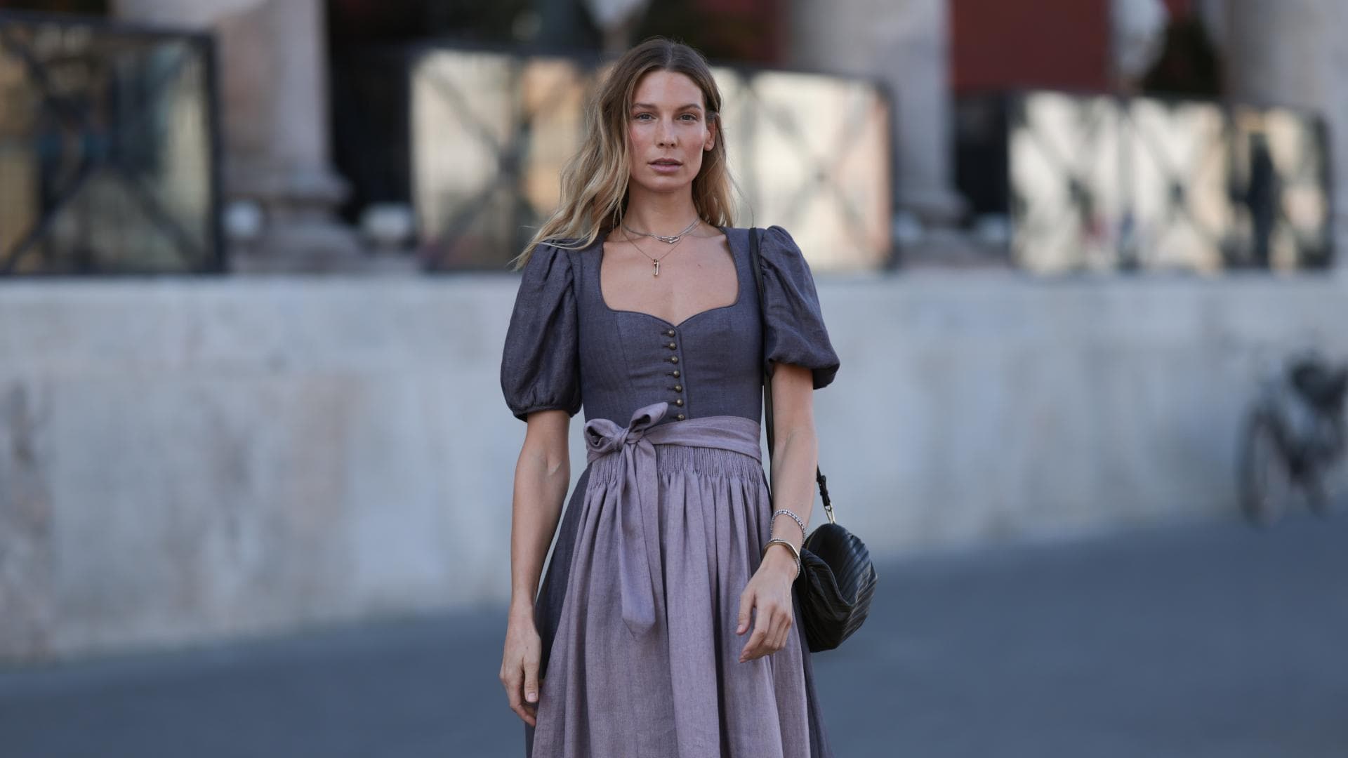 Frau im Dirndl auf Oktoberfest