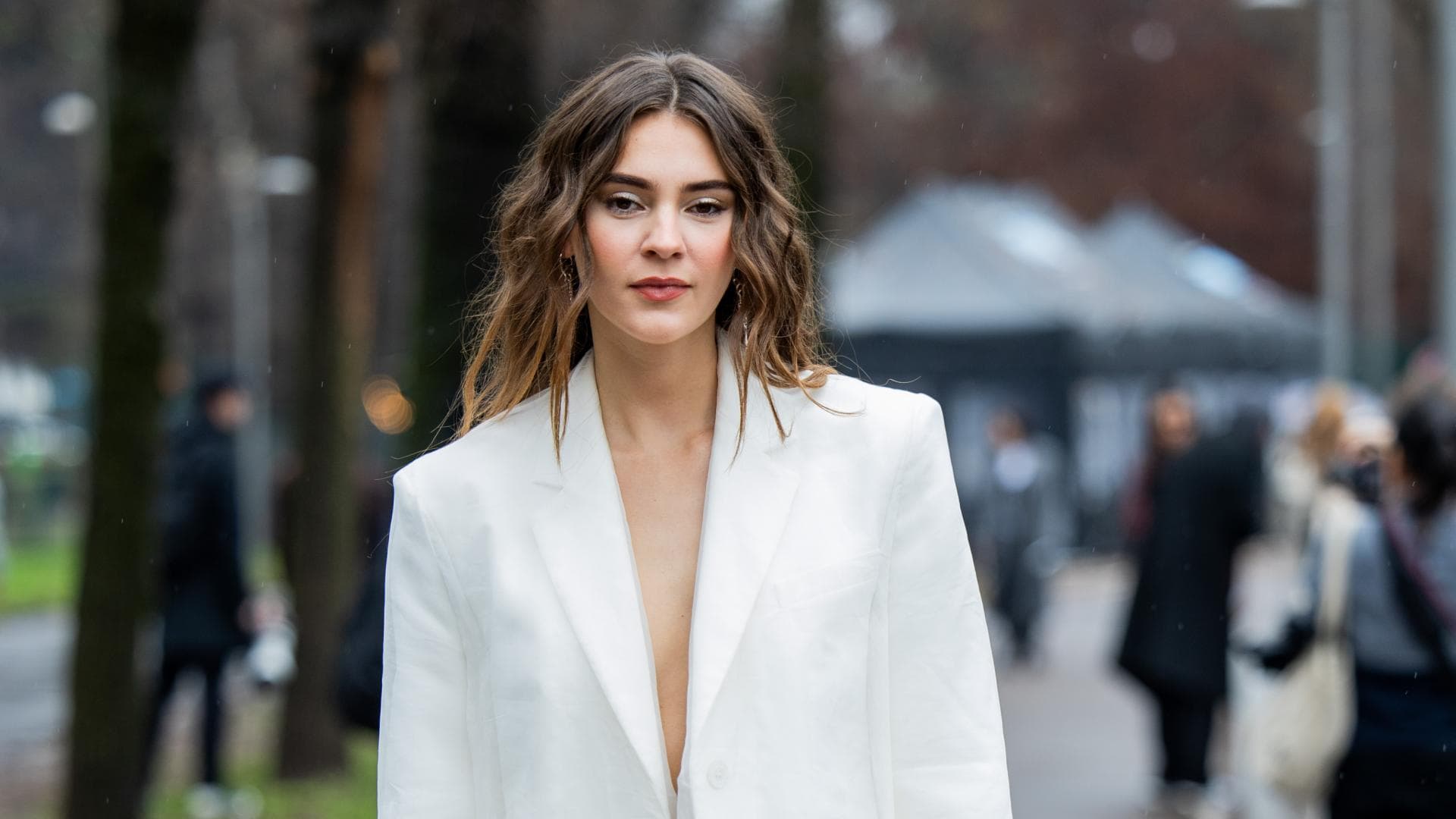 Stefanie Giesinger im weißem Zweiteiler