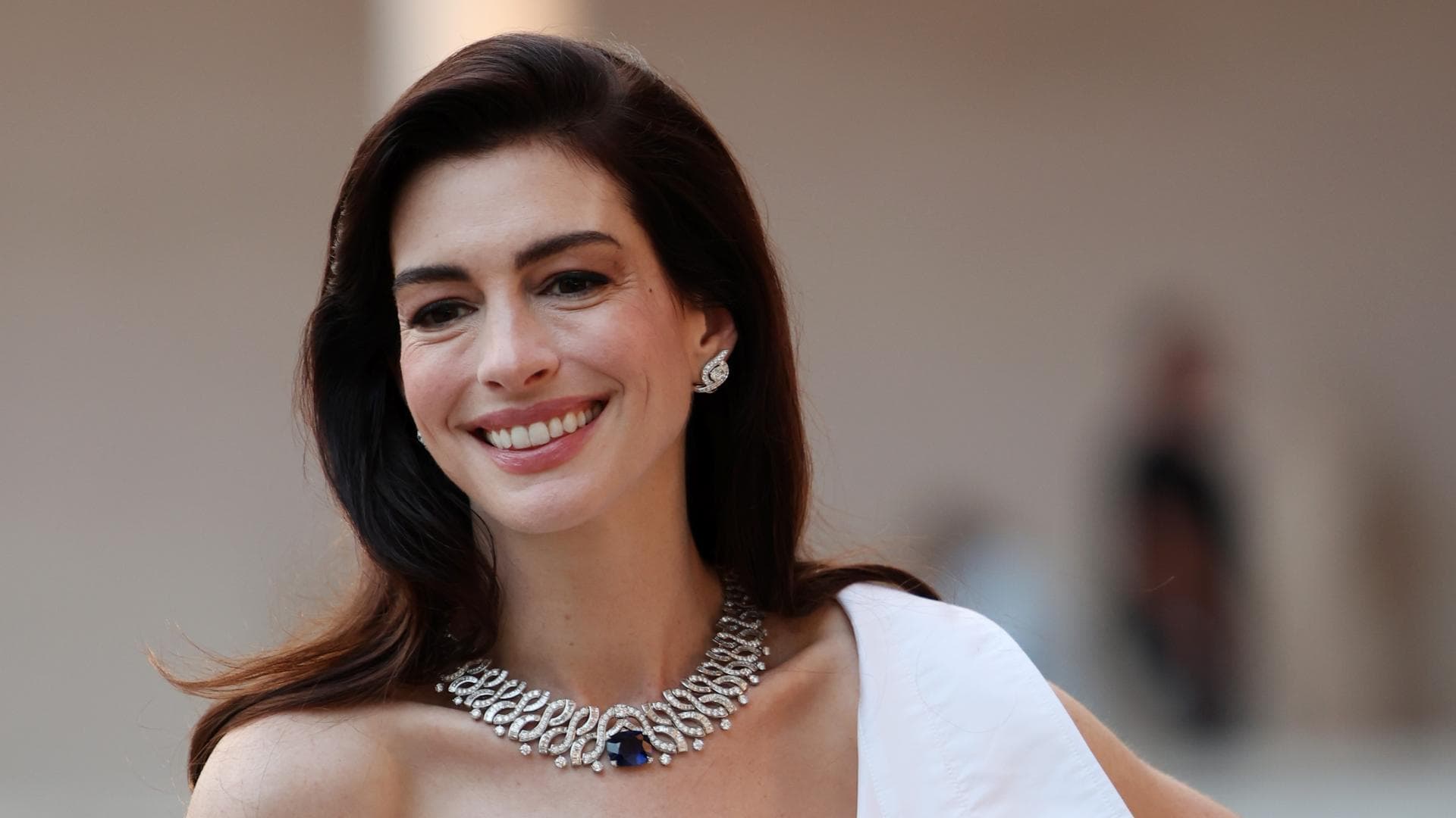 Anne Hathaway in weißem Kleid