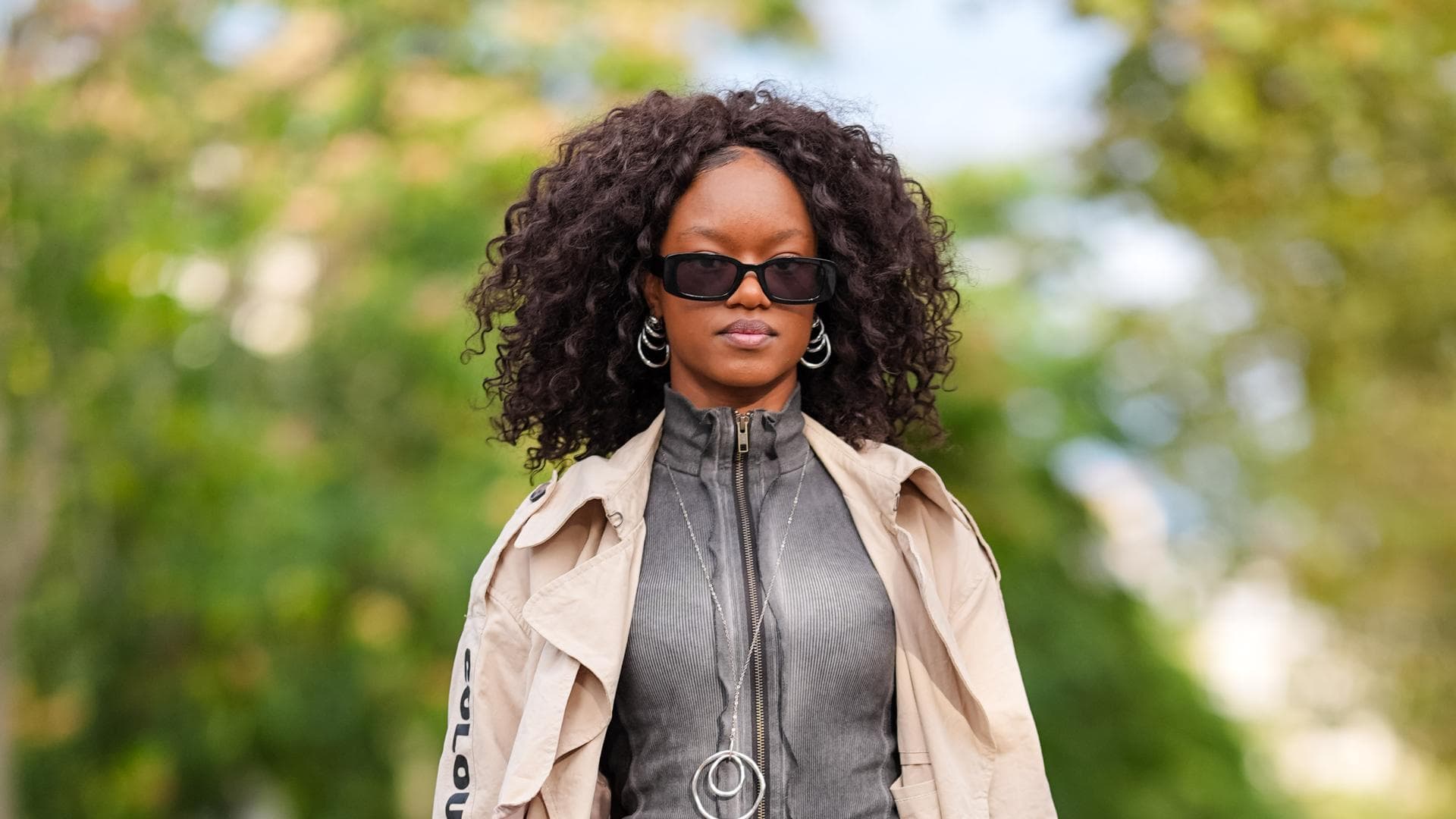 Frau mit Sonnenbrille und Locken