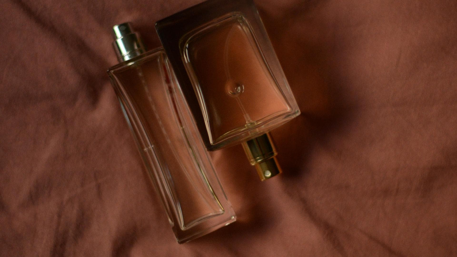 Honig-Parfums: Flakon auf braunem Tuch