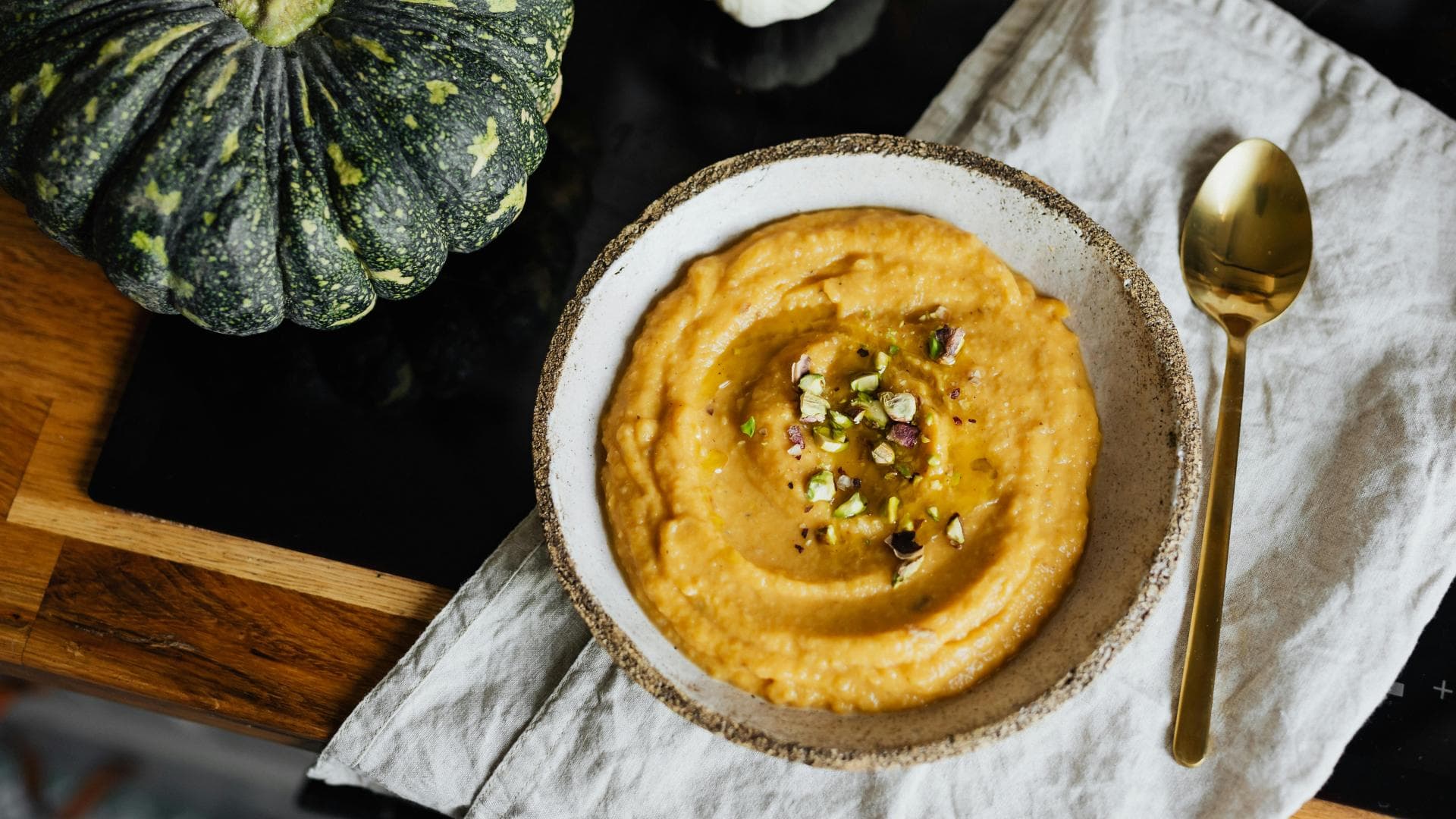 Kürbissuppe in Schüssel