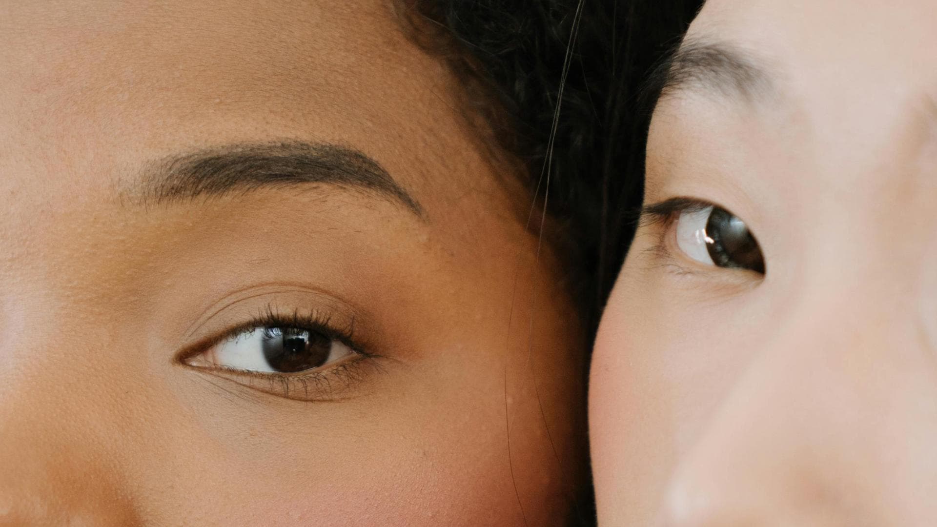 Zwei Frauen mit schmalen Augenbrauen