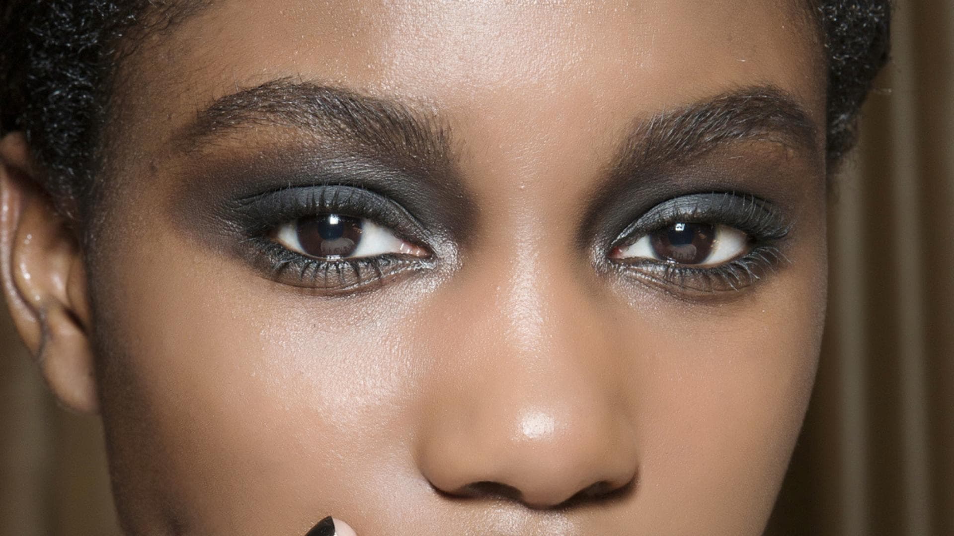 Frau mit Smokey Eyes