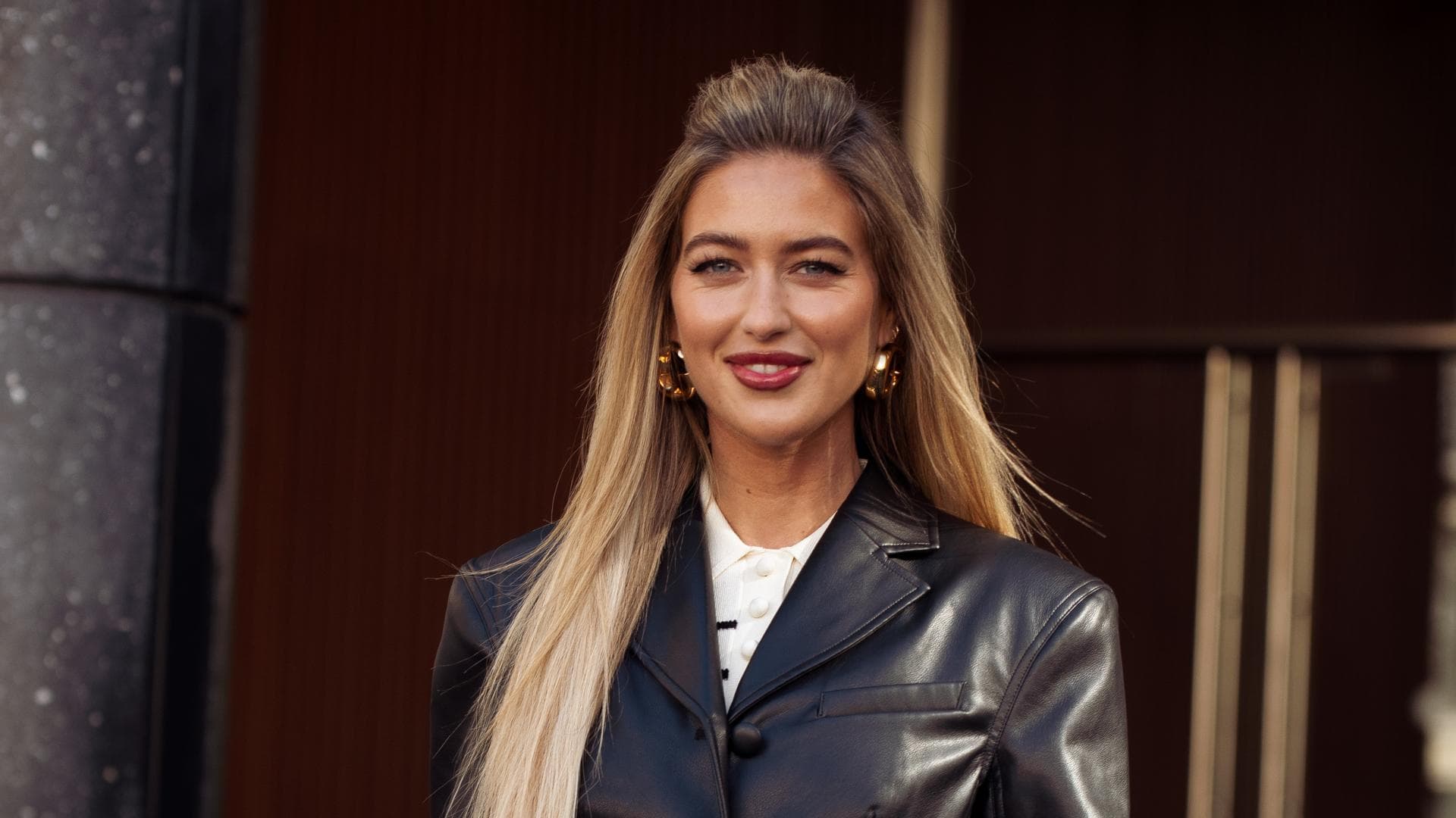 Emili Sindlev im Lederblazer