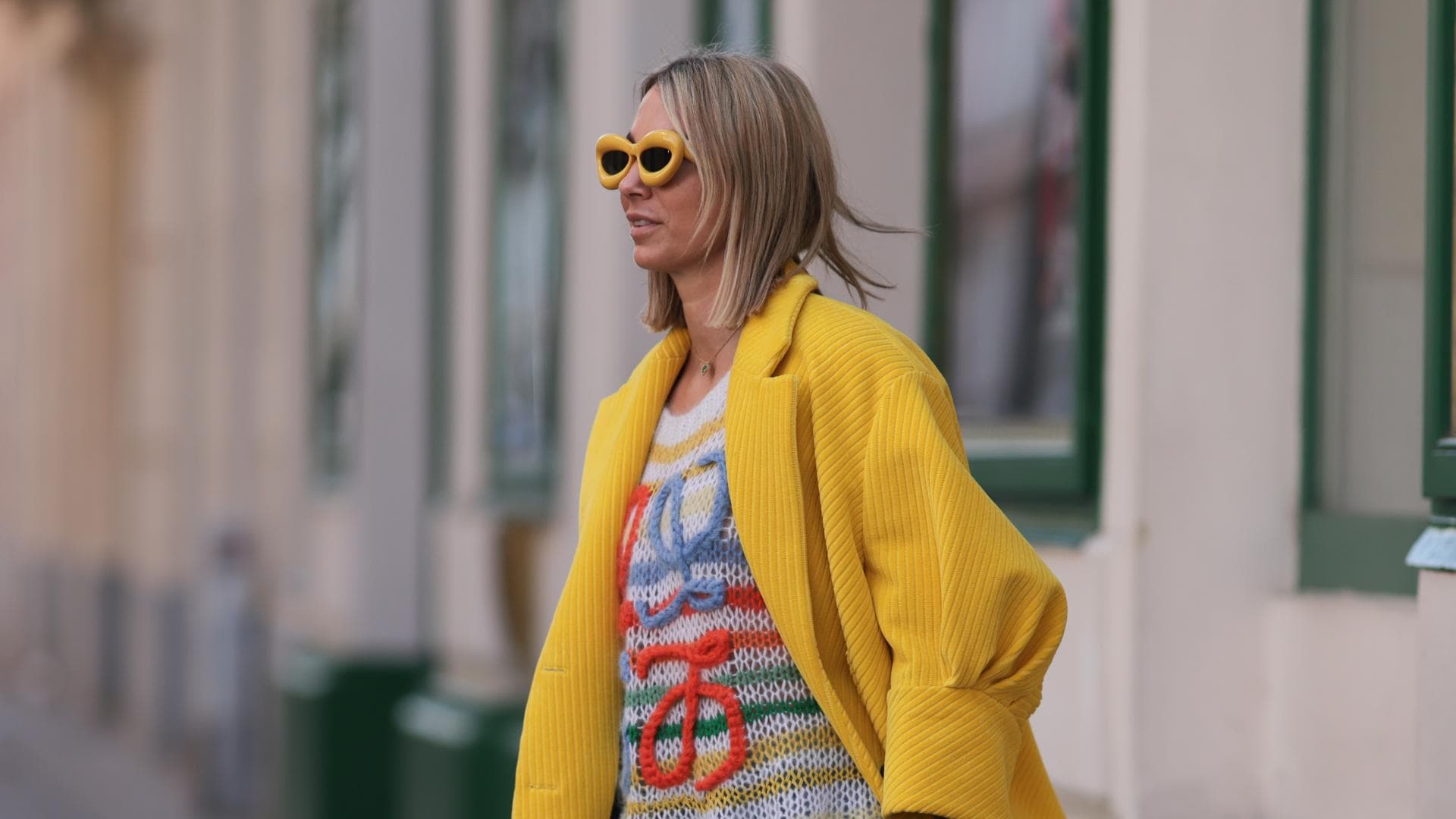 Frau mit karamellblonden Haaren und gelber Sonnenbrille