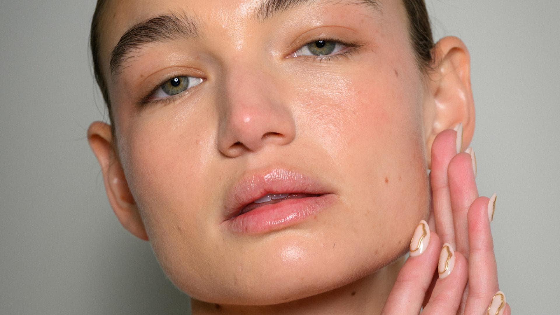 Alle stilvollen Frauen lieben "Frame Nails" für Silvester 2024