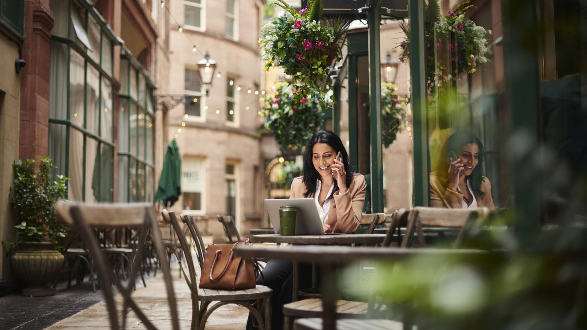 Eine junge Frau arbeitet in einem Café