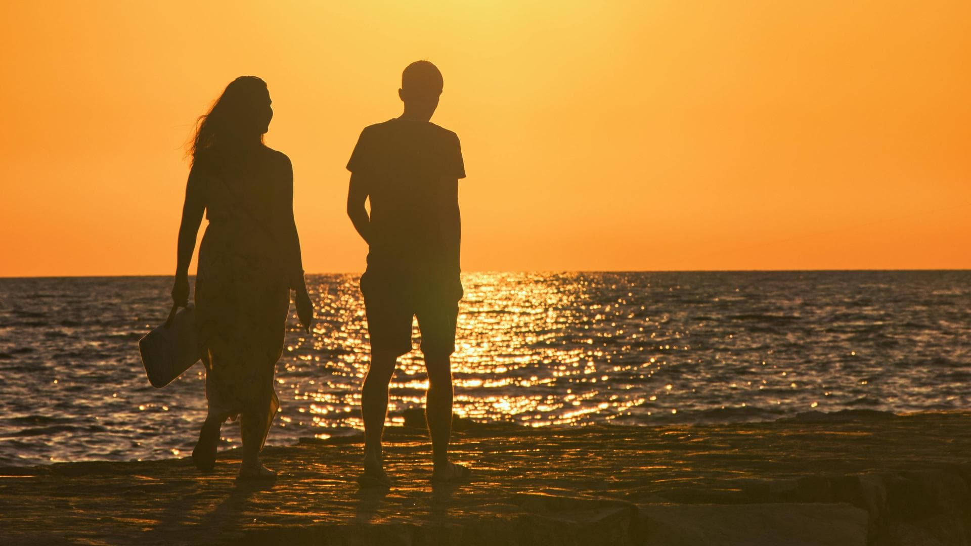 Personen vor Sonnenuntergang