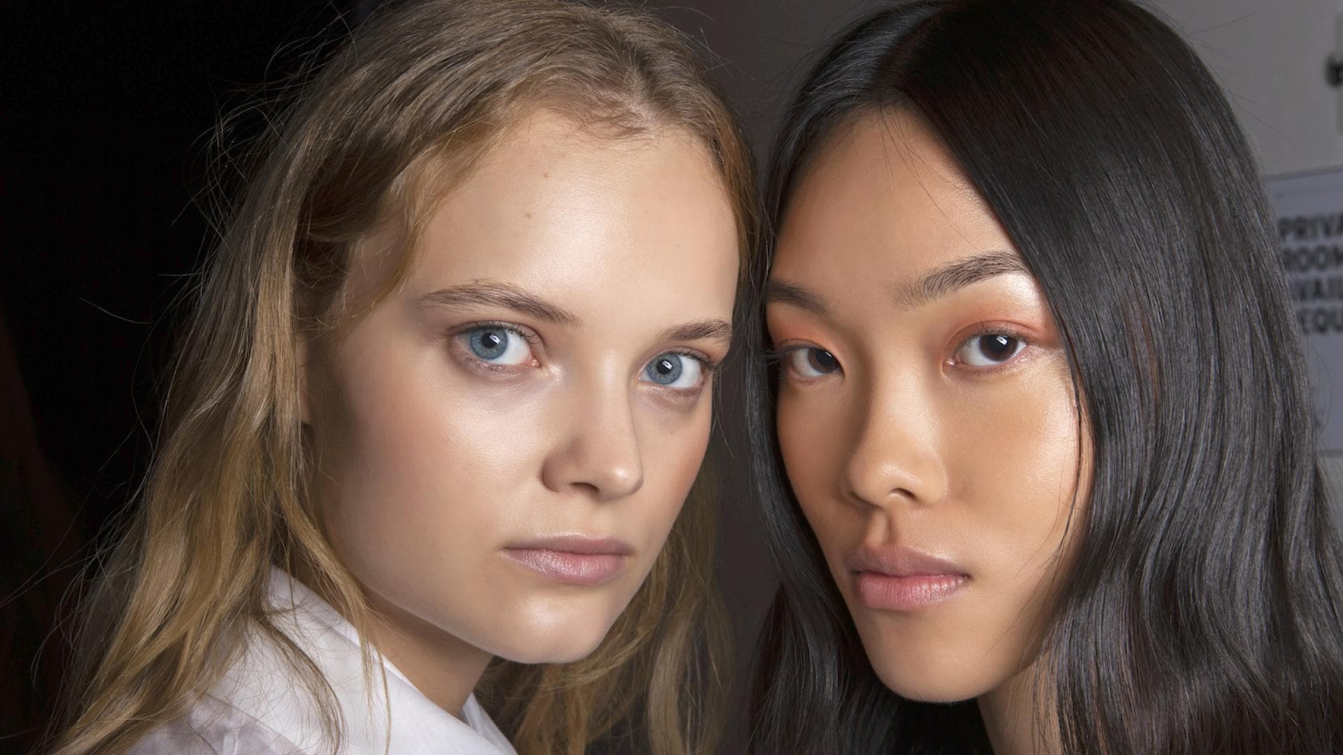 Zwei Models mit natürlichem Make-up