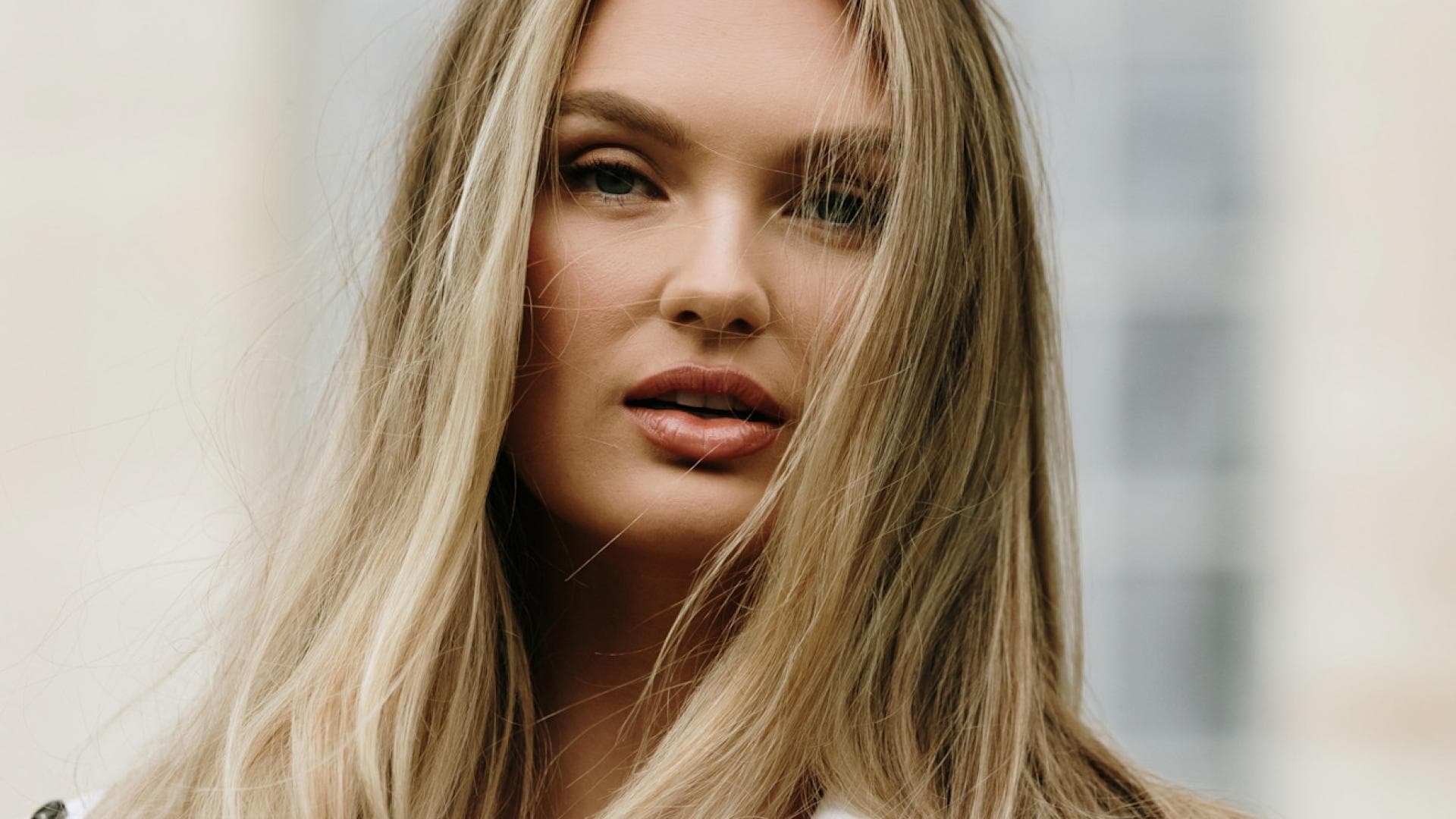 Frau mir langen blonden Haaren