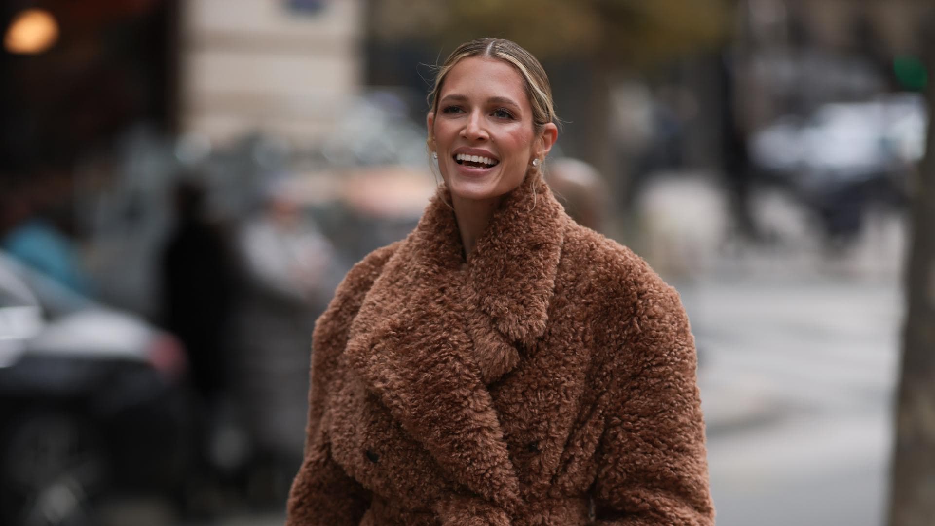 Frau im Mantel mit Bindegürtel