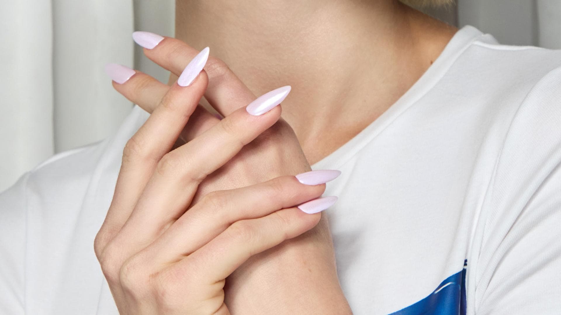 Model mit Nägel in Puderrosa