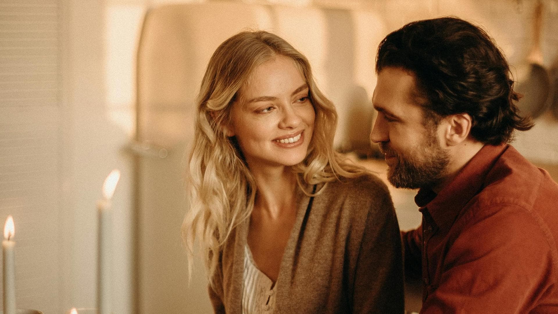 Paar sitzt gemeinsam und schaut sich an