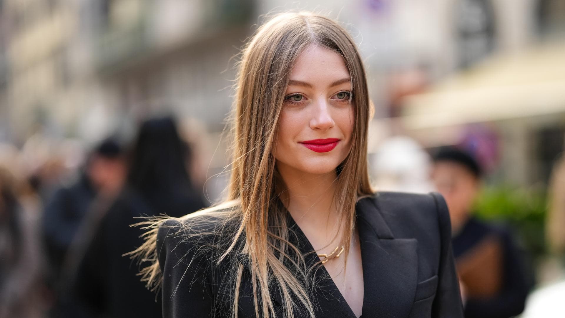 Frau mit glatten Haaren