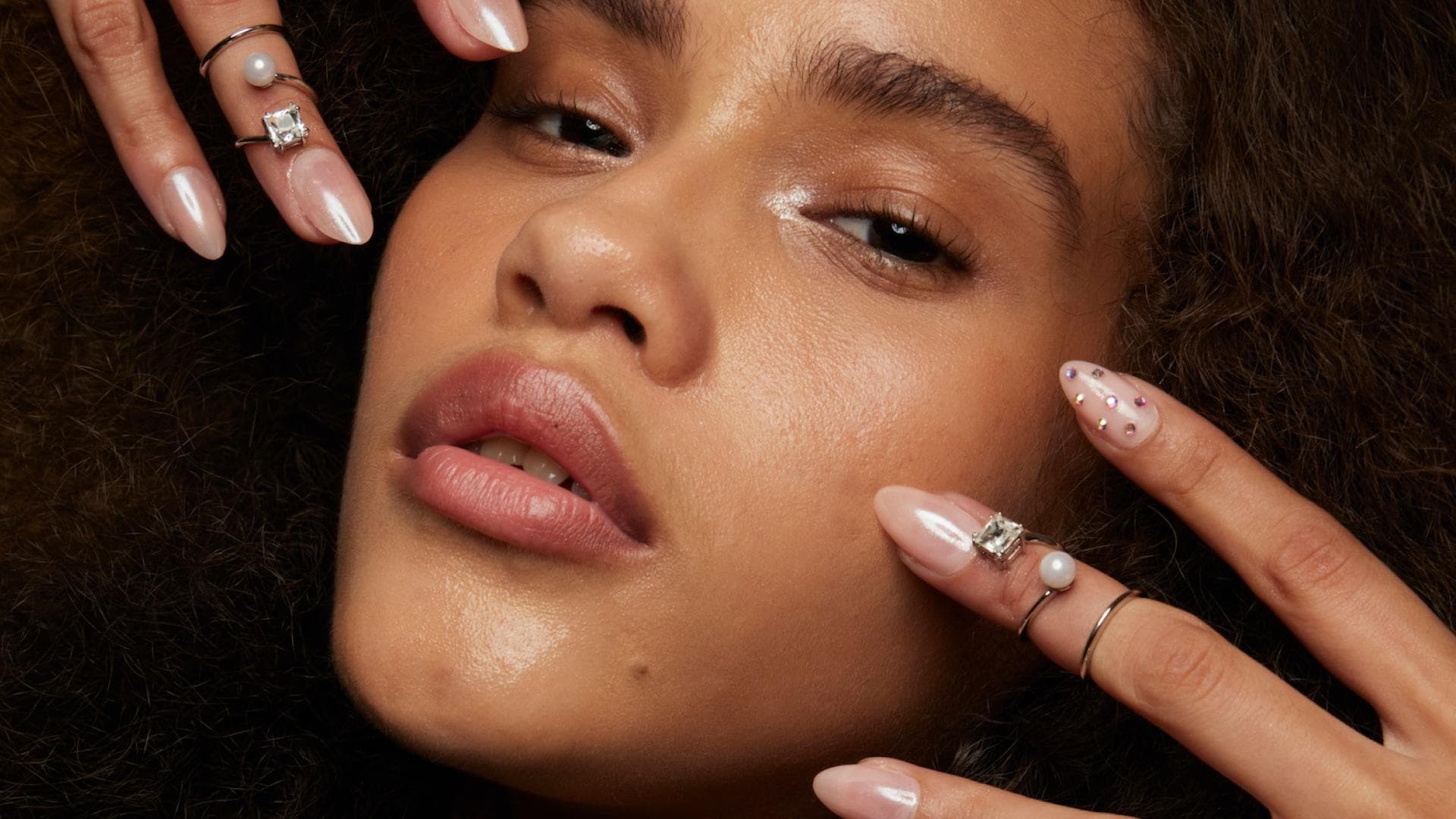 Model mit Satin Nails