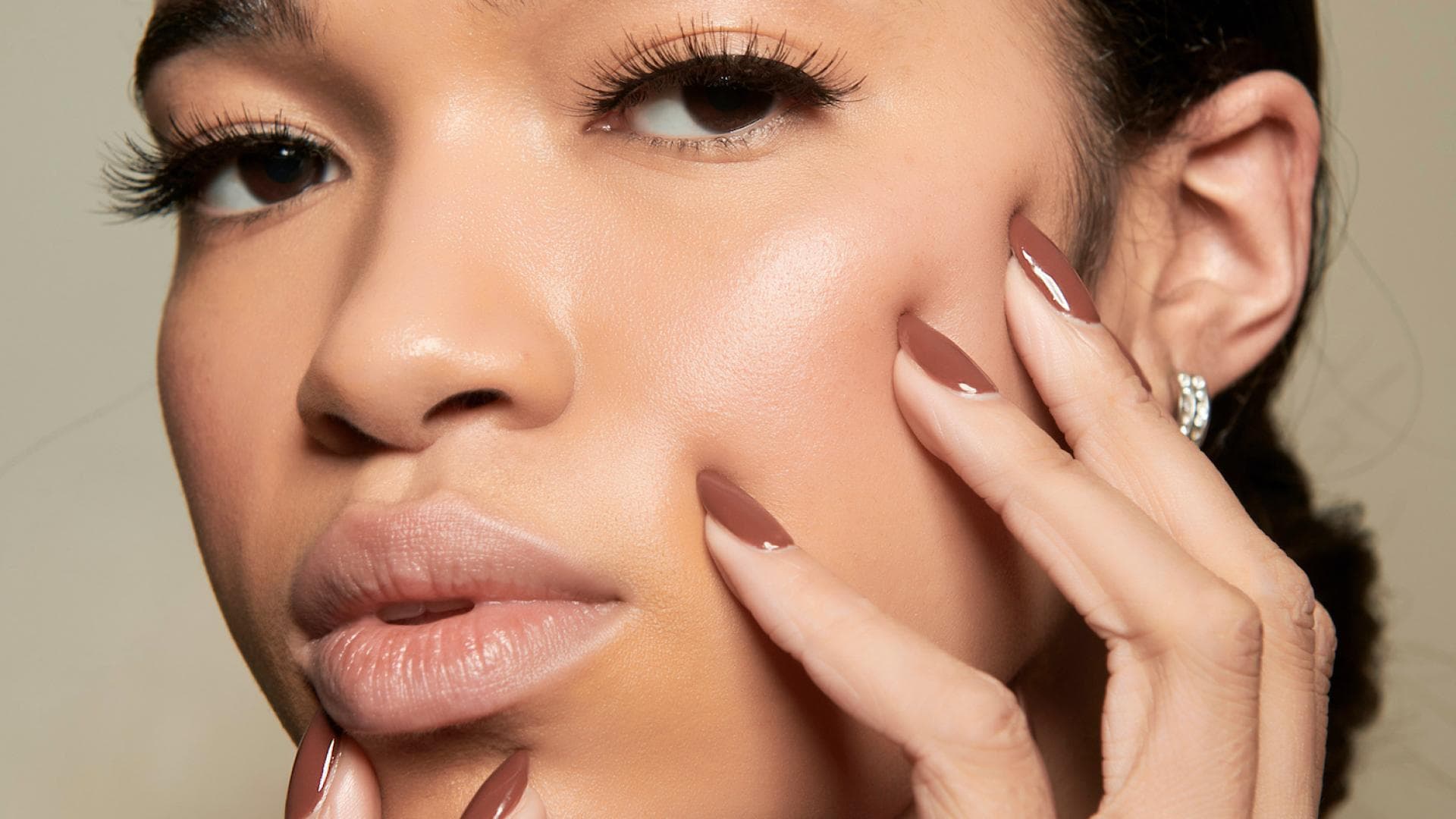 Model mit Coffee Nails