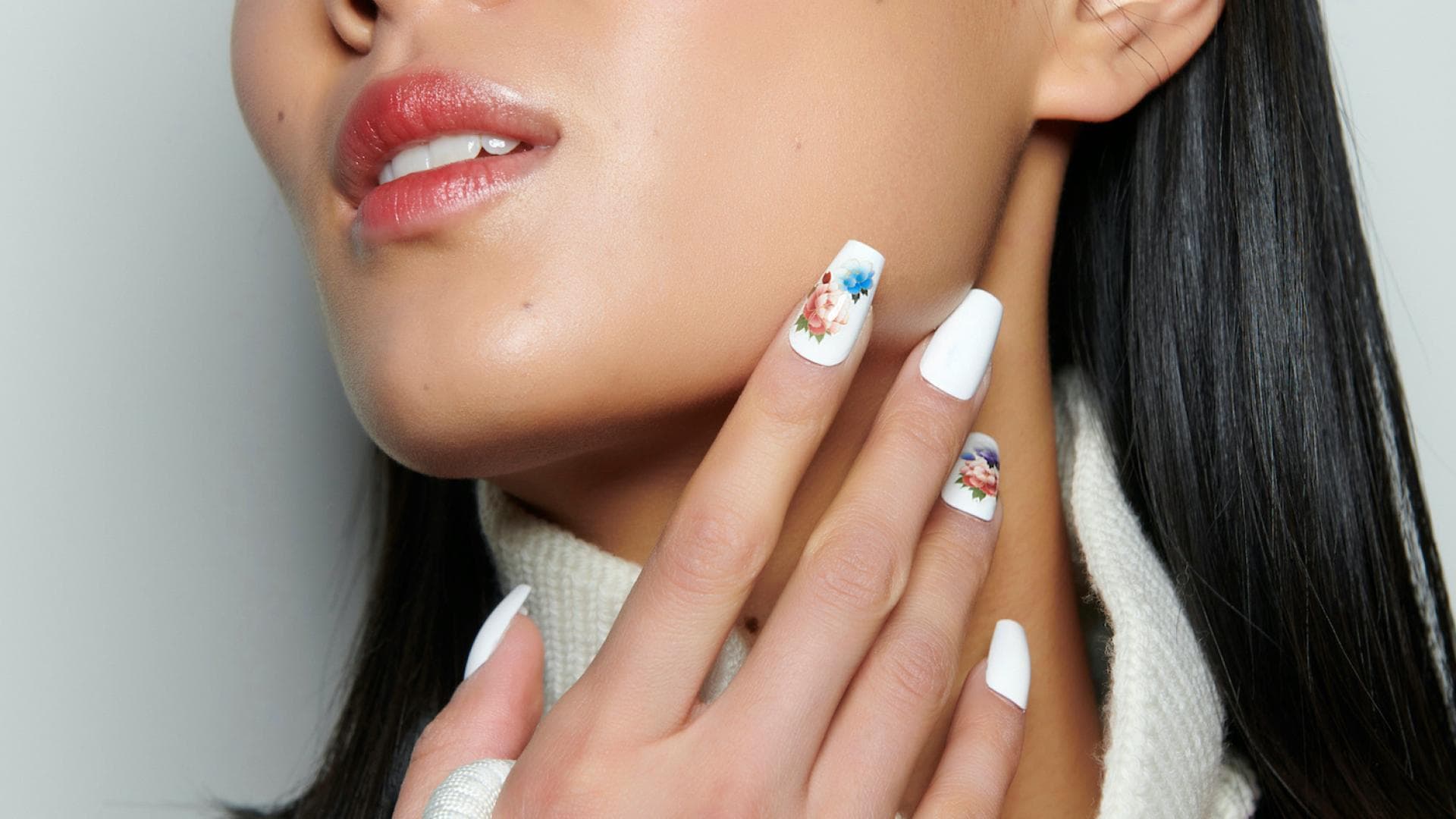 Model mit Flower Nails Maniküre