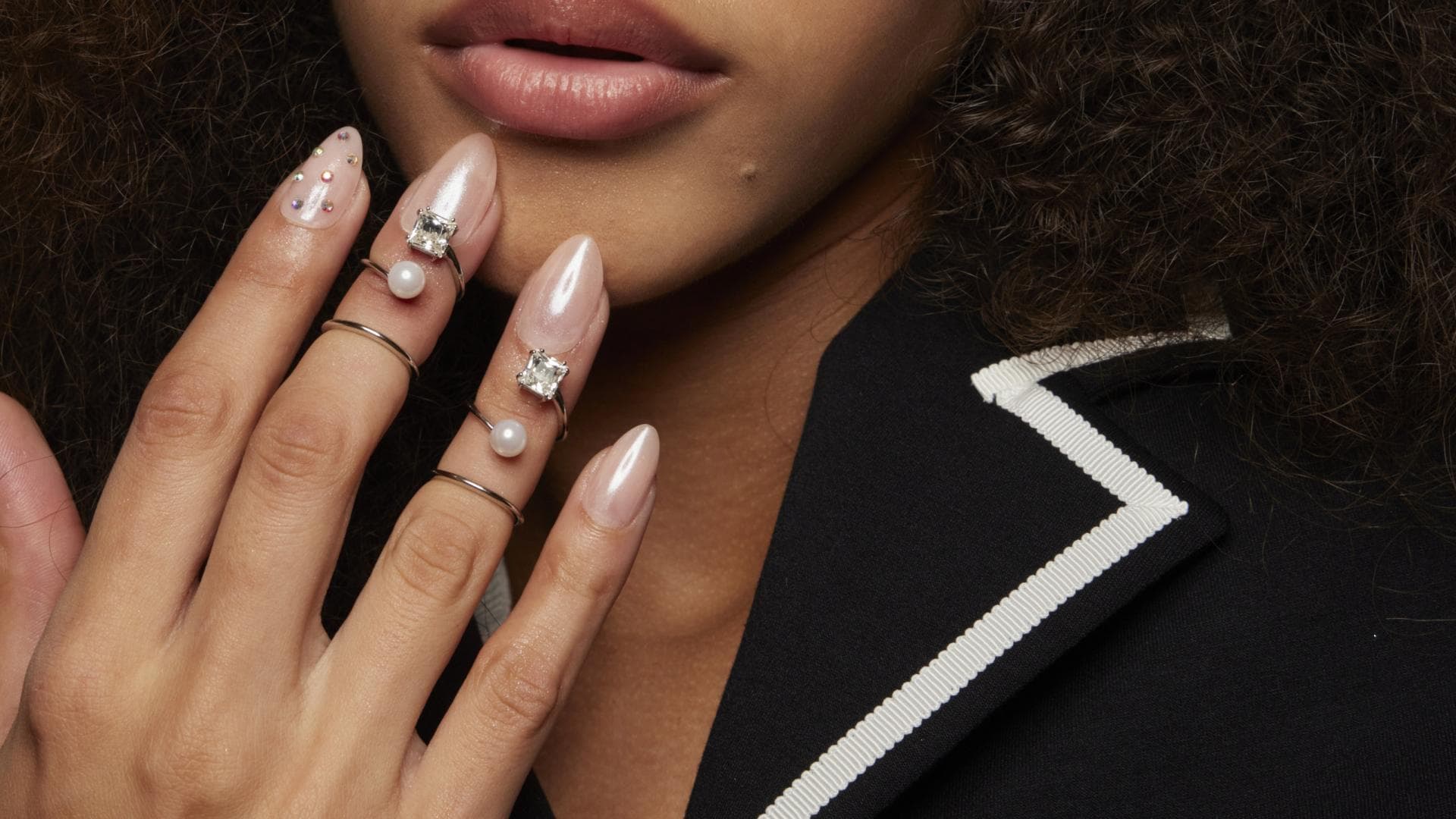 Frau mit Cat Eye Nails