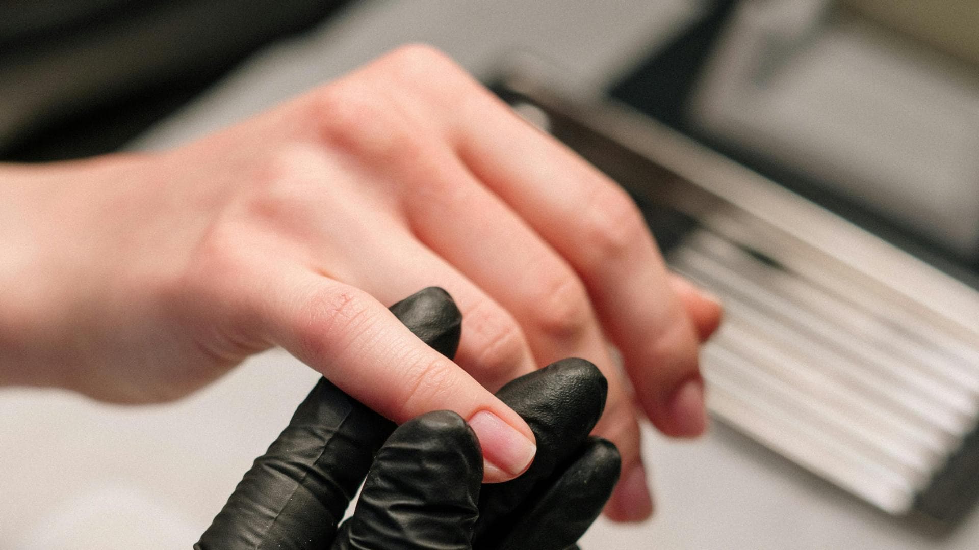 Frau zeigt kleinen Finger