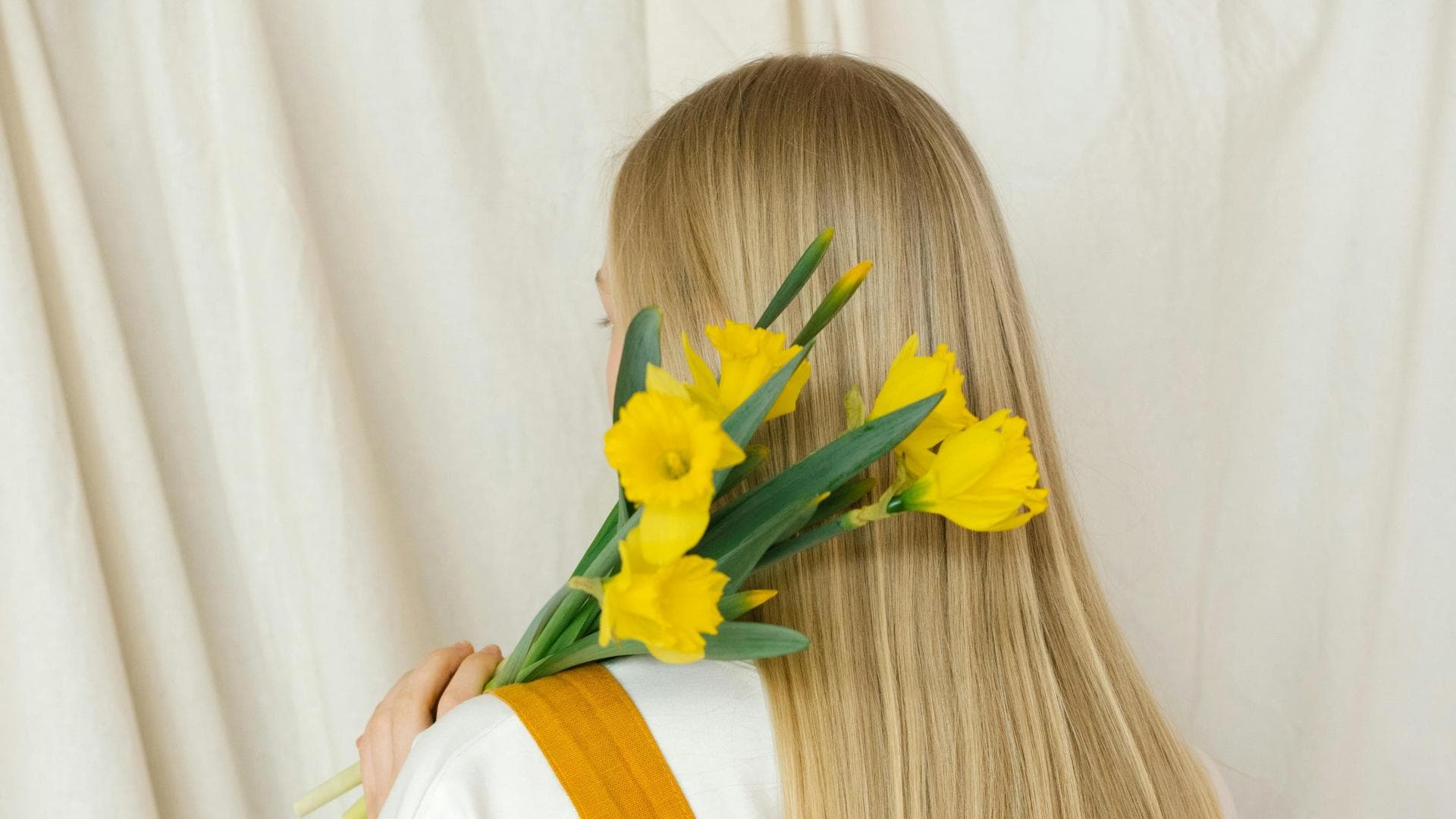Frau mit Blumen auf der Schulter