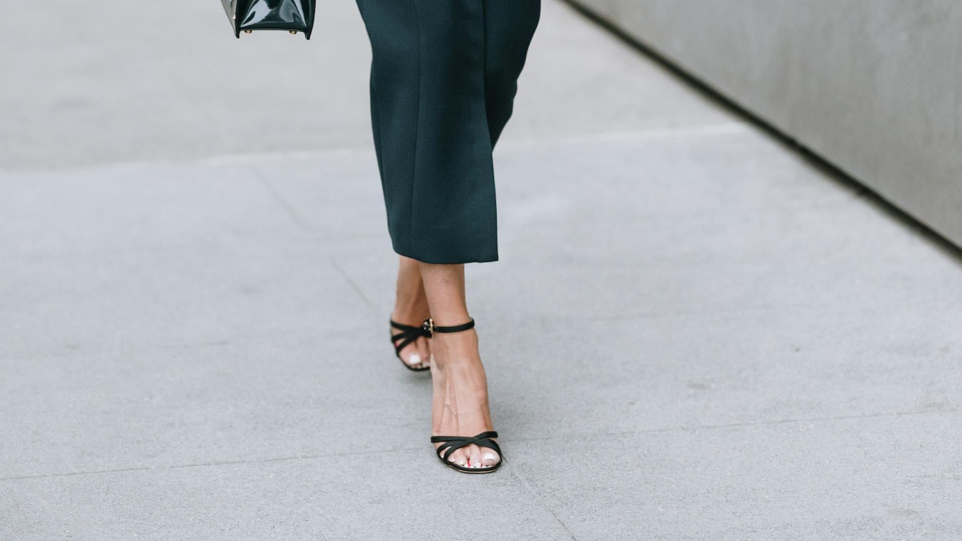 "Champaign Nails" sind im Sommer 2025 der schönste Pediküre-Trend in Sandalen