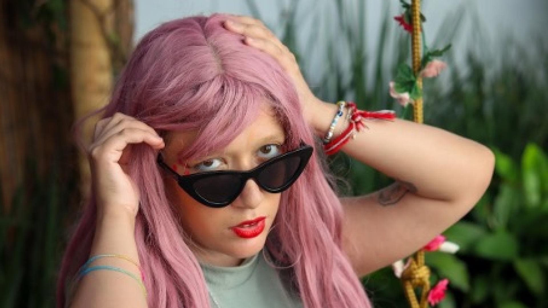 Frau mit pinken Haaren