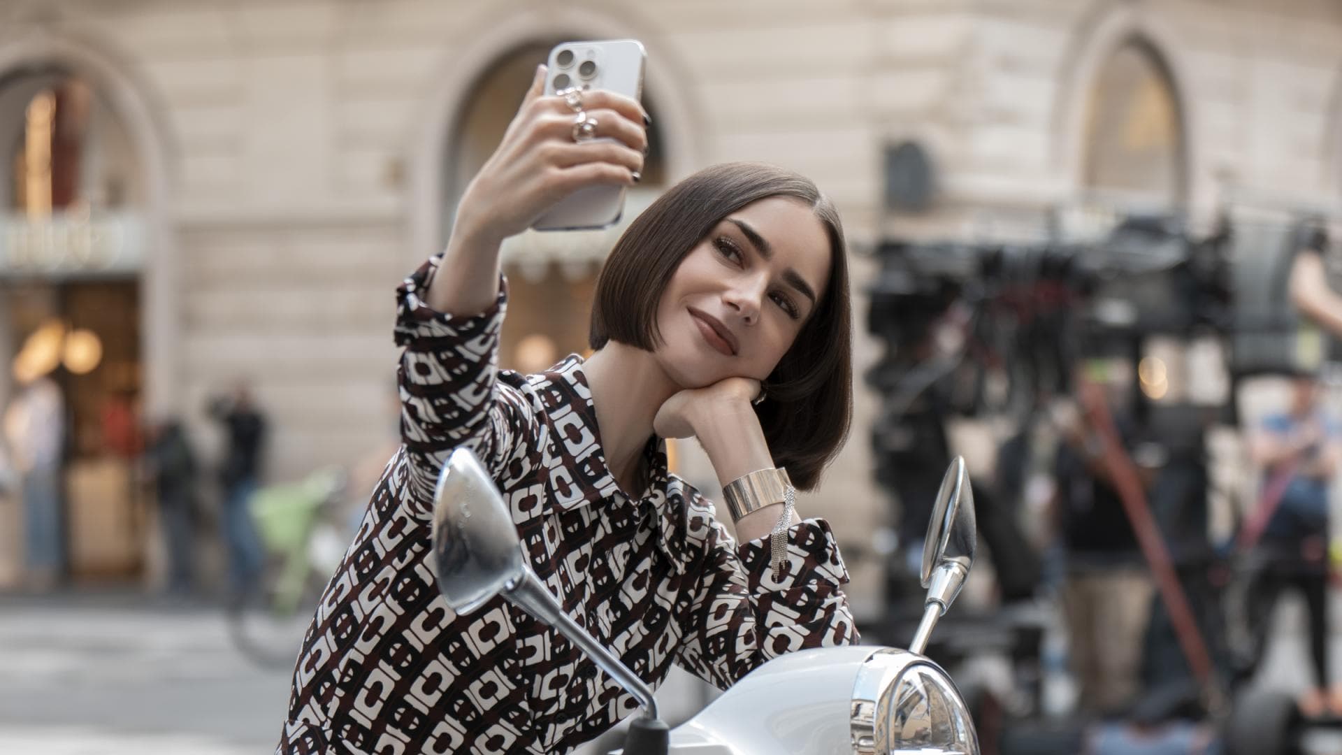 Trendfrisur 2025: Lily Collins trägt jetzt in “Emily in Paris” kurze Haare