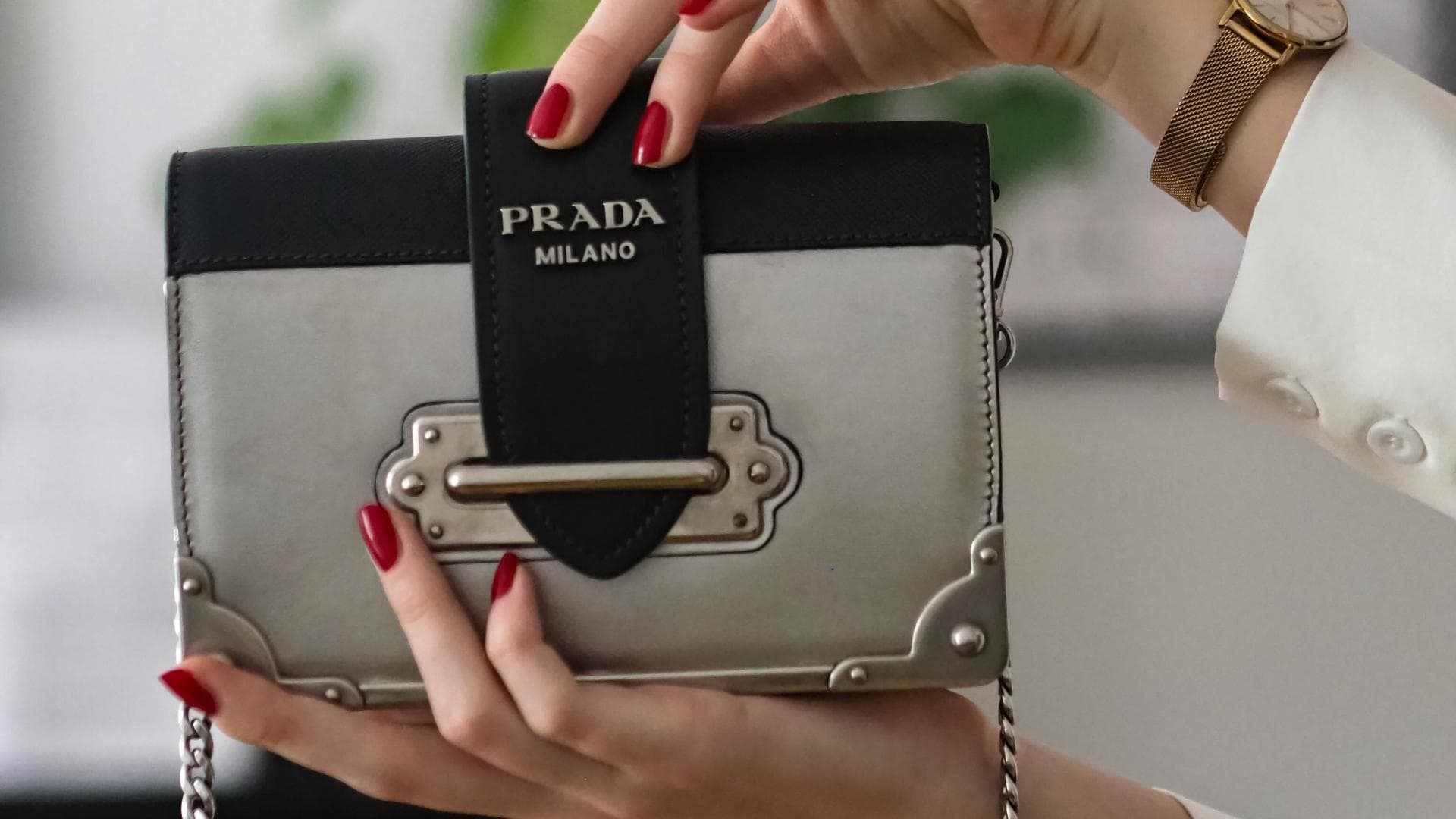 Frau hält Prada Tasche