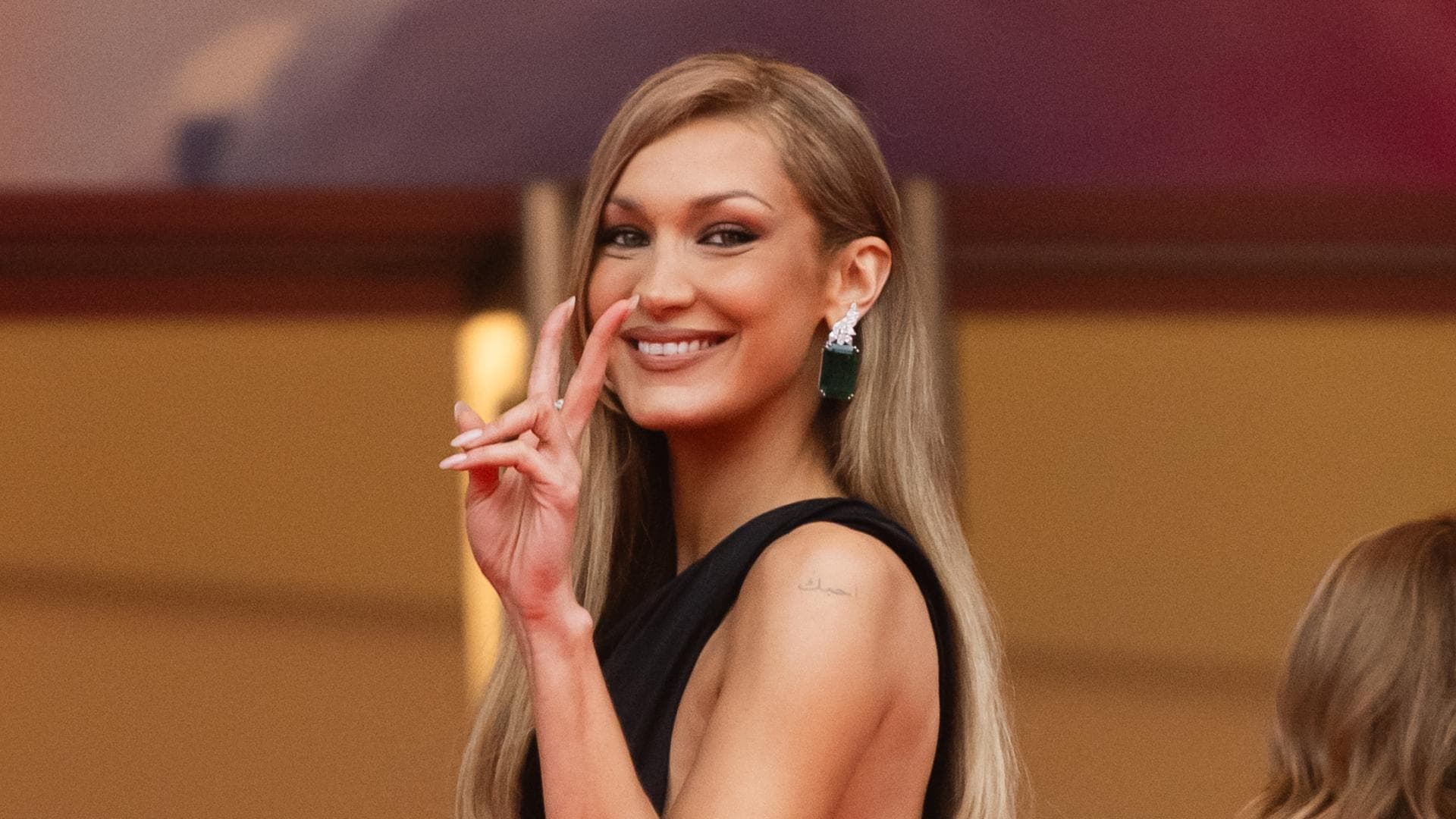 Bella Hadid zeigt Peace-Zeichen