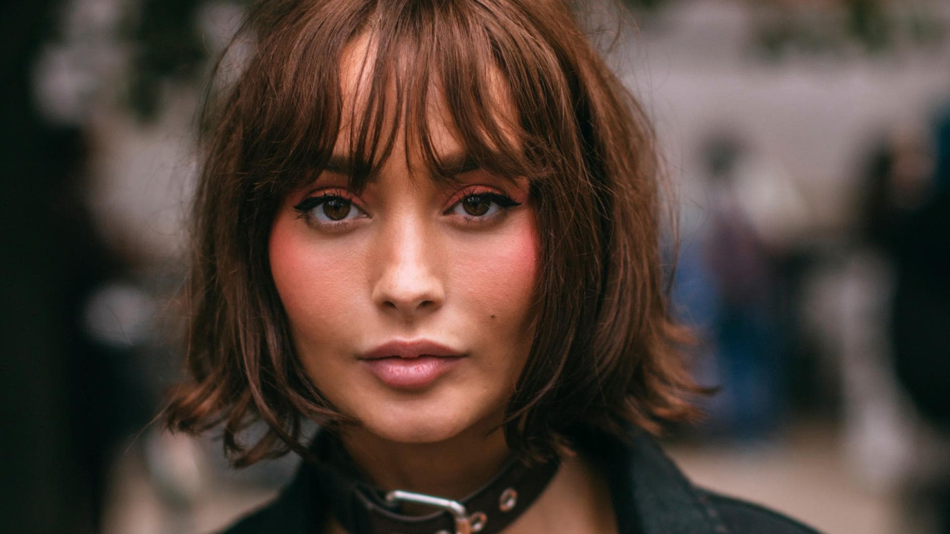 Frau mit Butterfly Bob