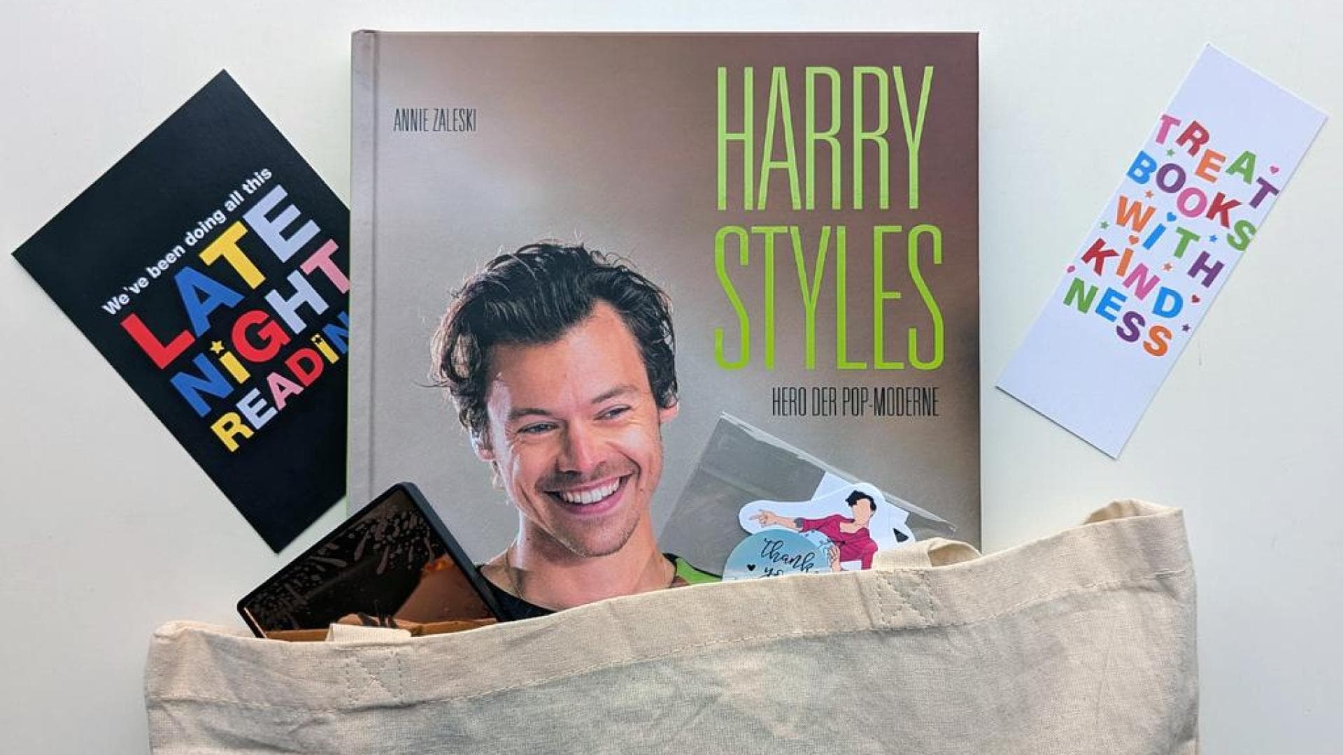 Gewinne eins von 5 Fan-Paketen zum neuen Buch "Harry Styles – Hero der Pop-Moderne"