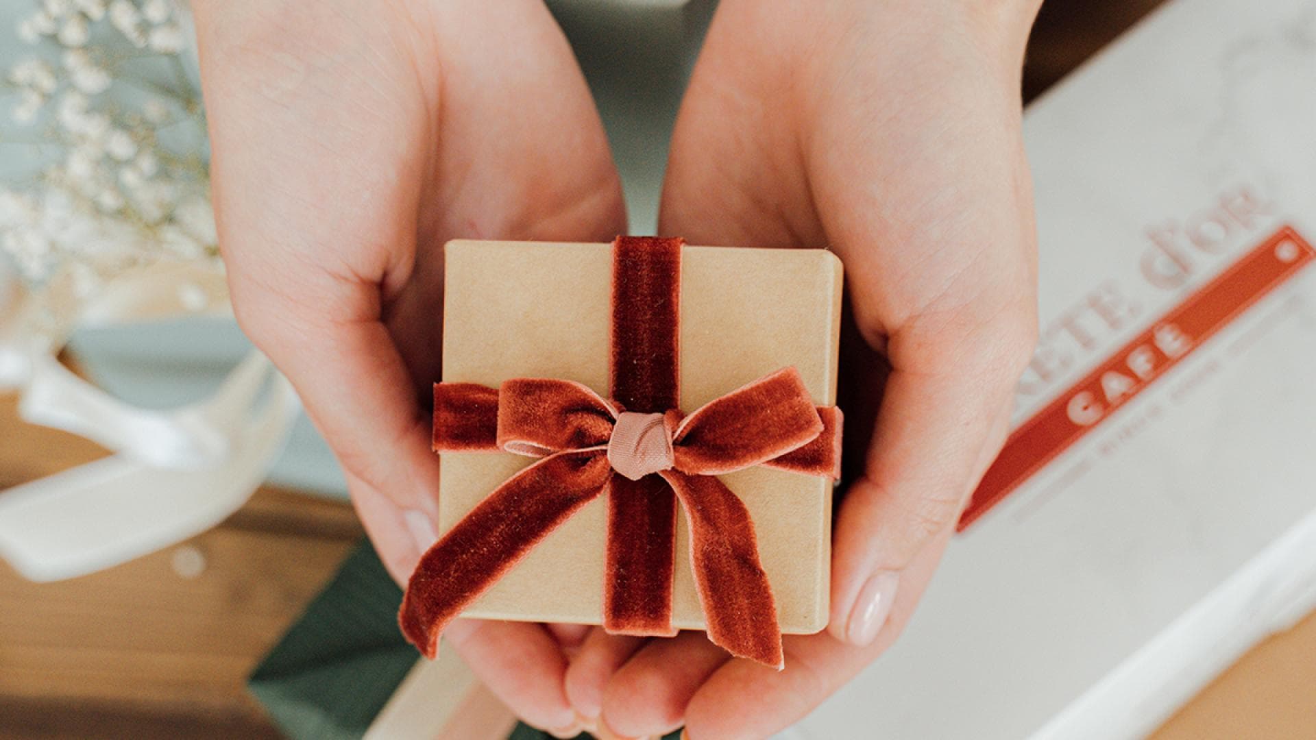 Eine Frau hält ein Geschenk in der Hand
