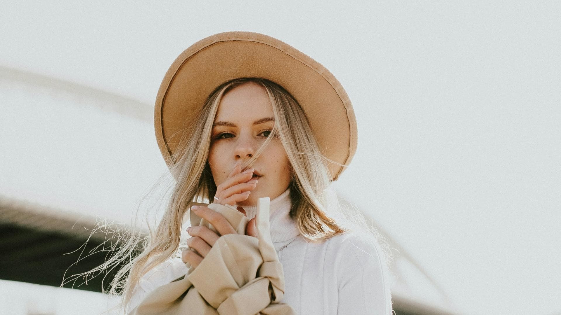 Frau mit Hut und Trenchcoat