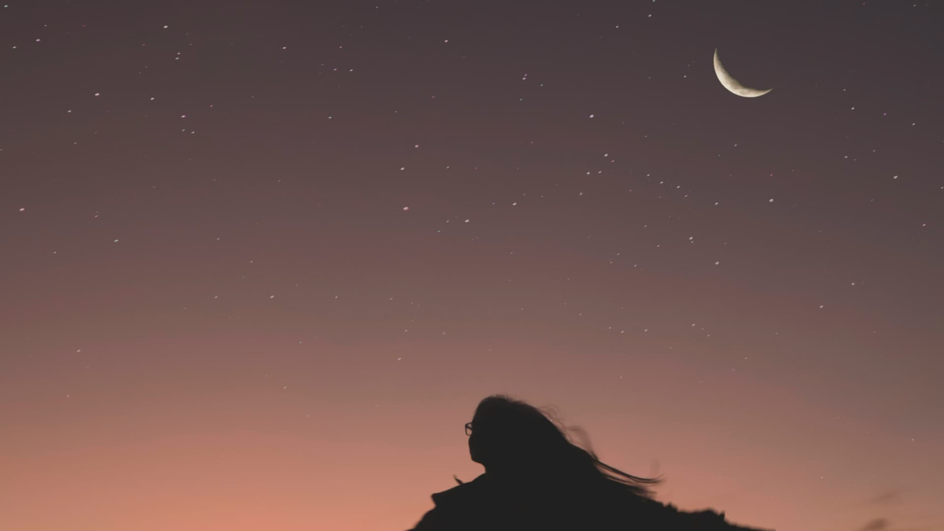 Frau tanzt unter Sternenhimmel