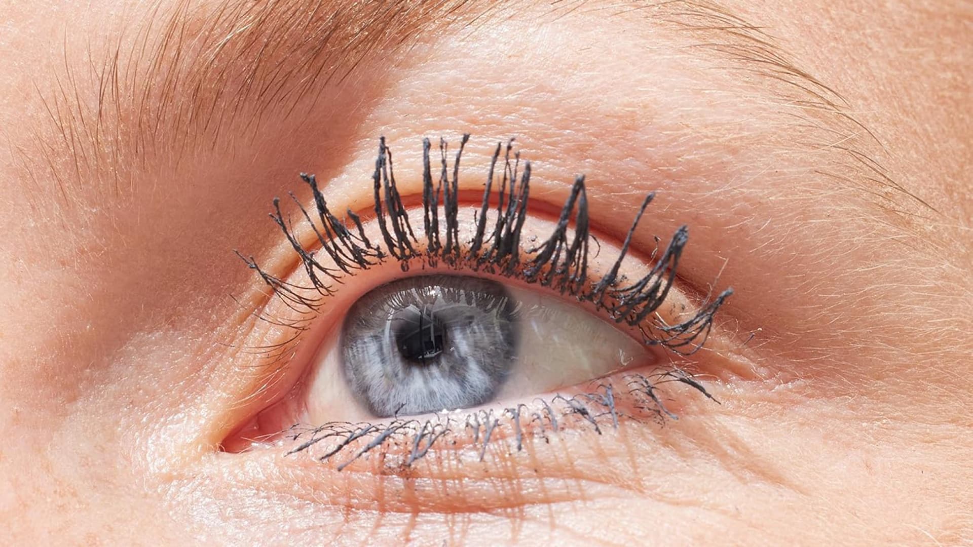 Nahaufnahme Auge mit grauer Mascara