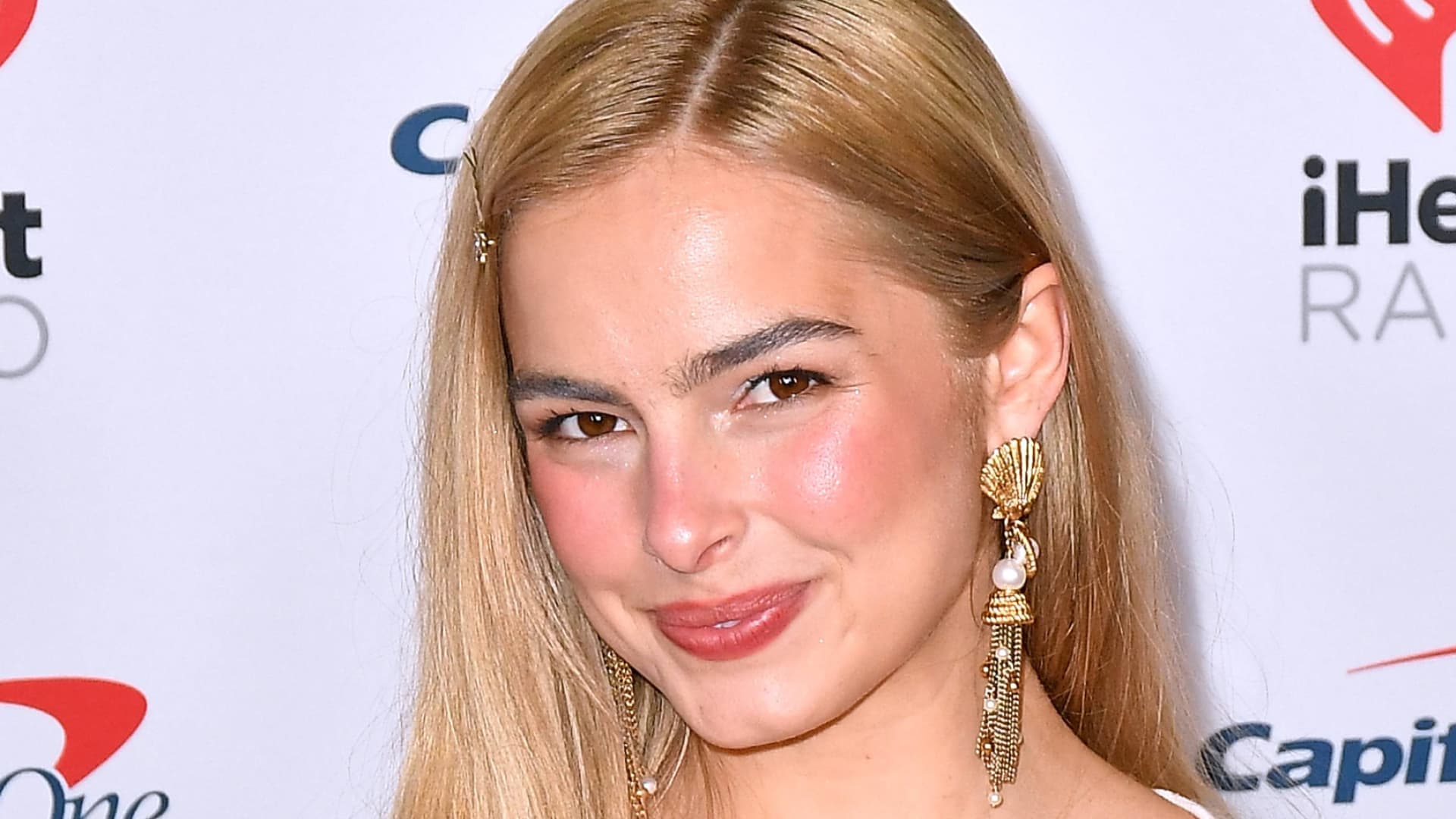 Addison Rae mit Mistletoe Make-up