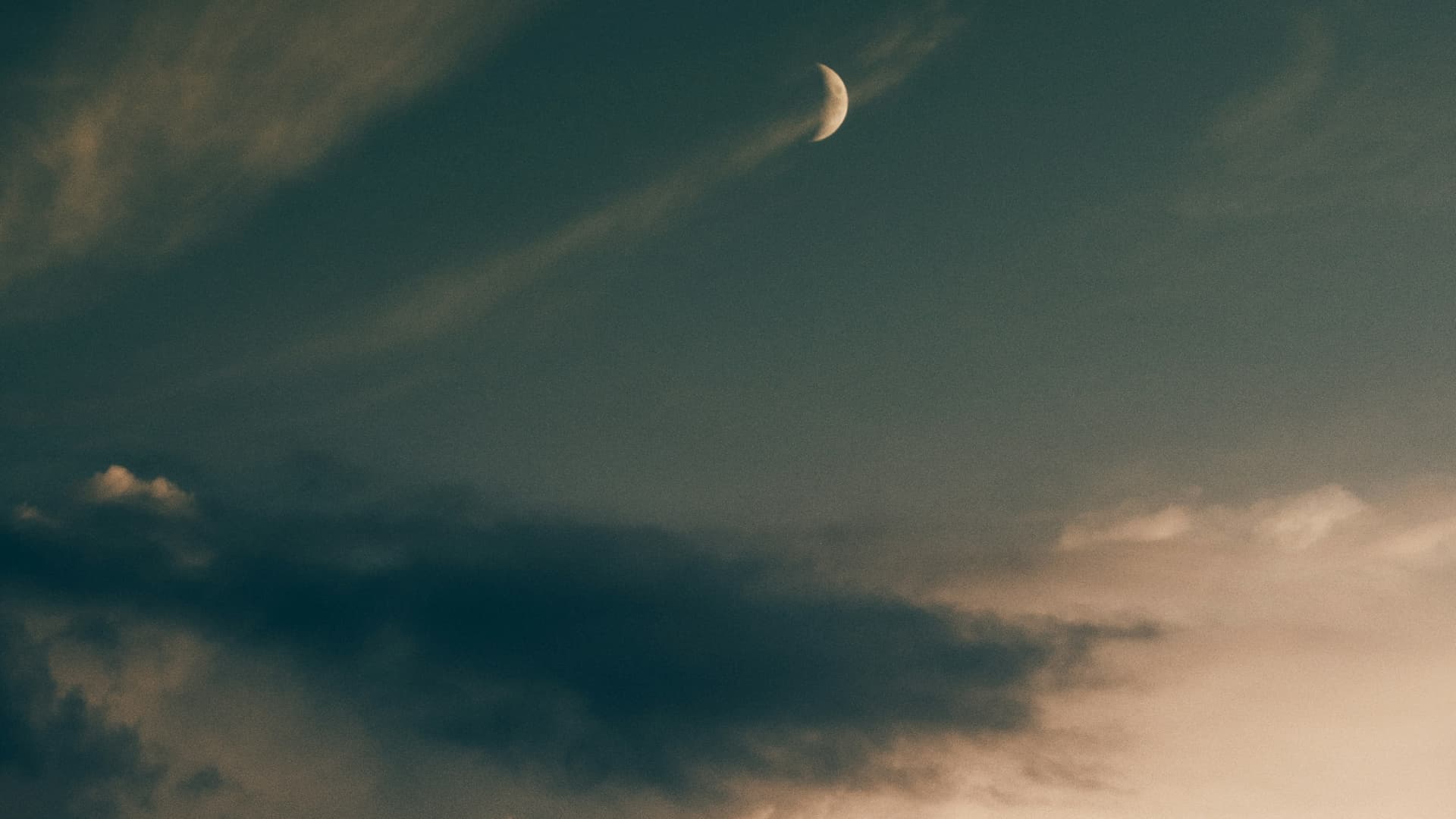 Wolkenhimmel mit Mond