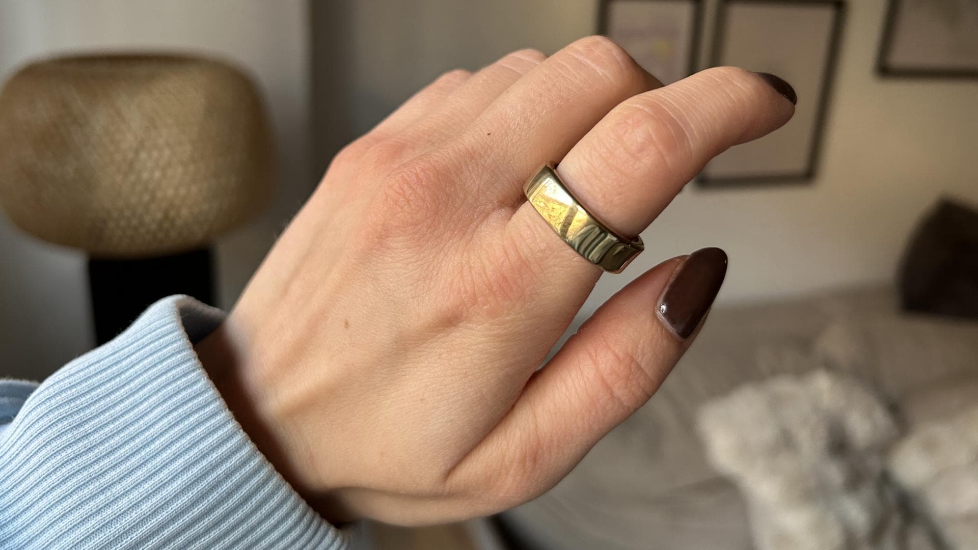 Ein goldener Ring am Zeigefinger einer Hand.