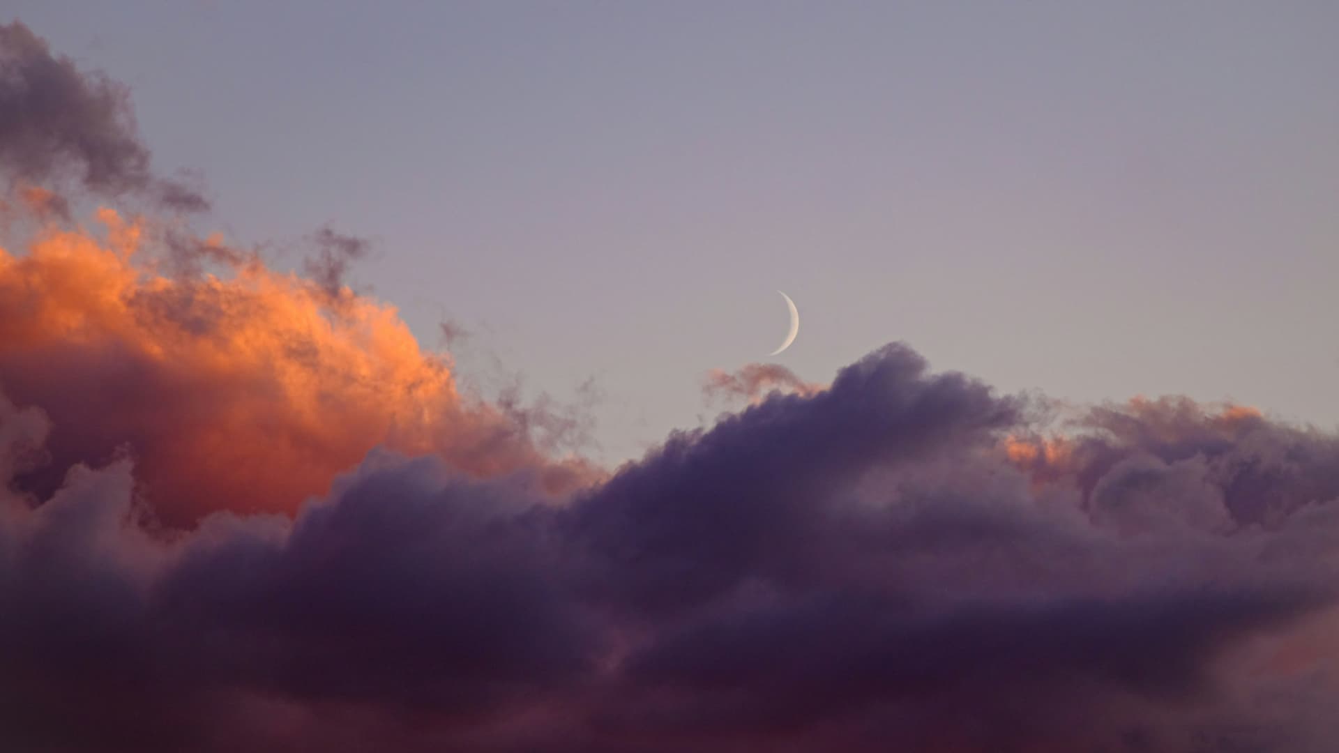 Wolkenhimmel mit Mond