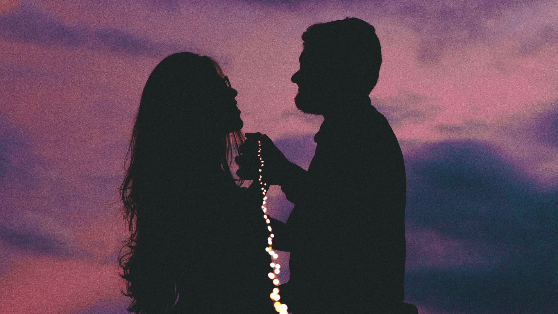 Paar vor Abendhimmel