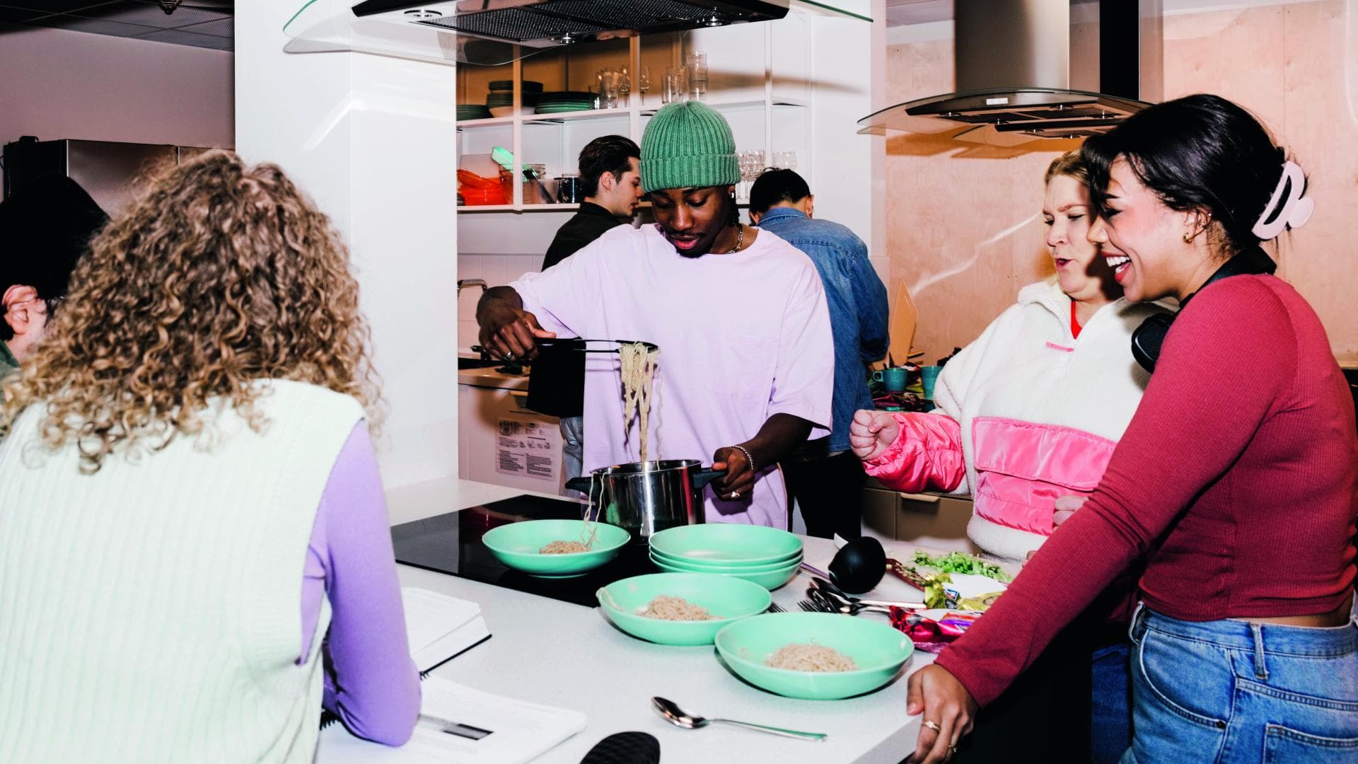 Freunde kochen gemeinsam ein leckeres Dinner