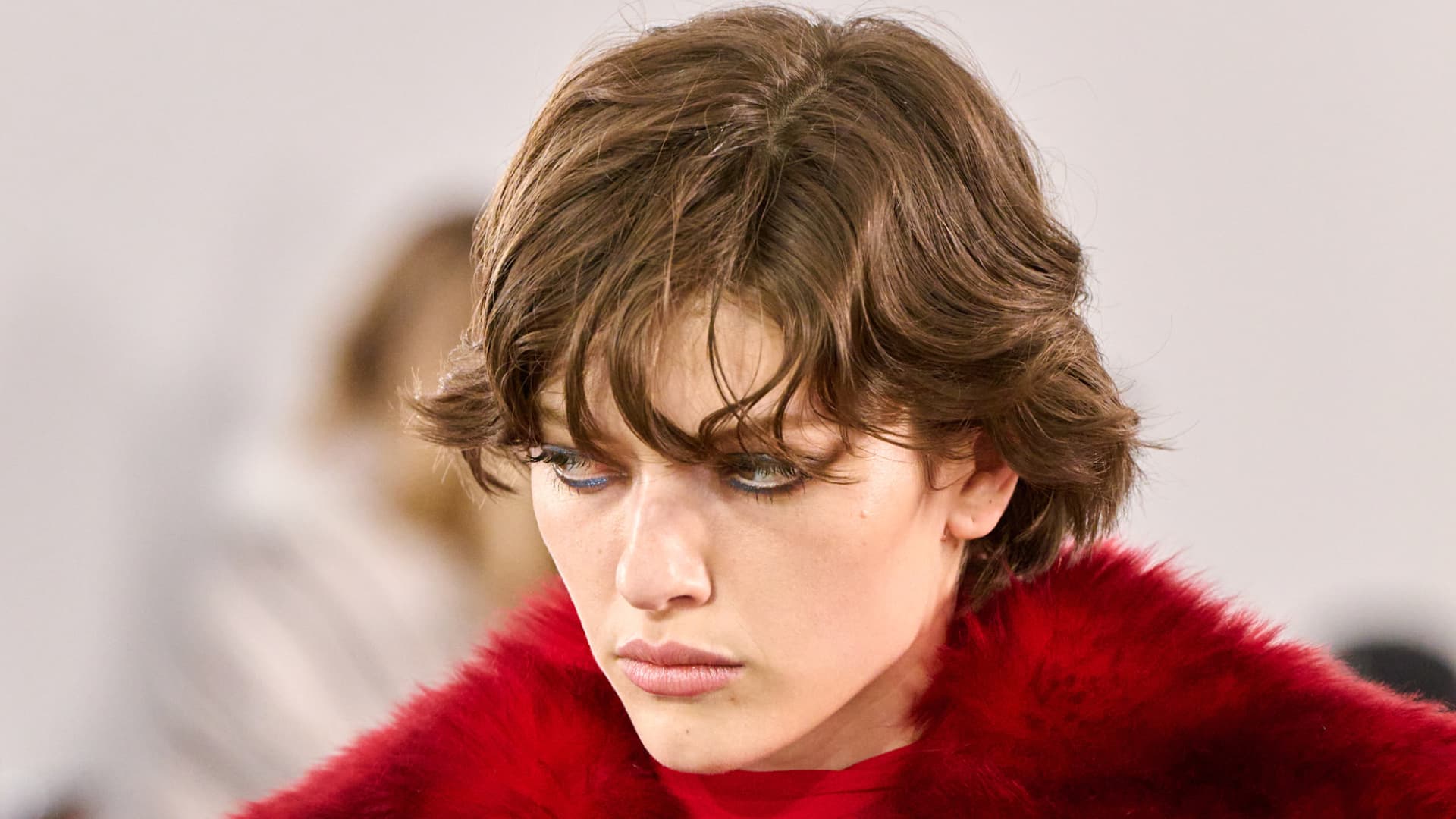 Frau mit wildem Kurzhaarschnitt