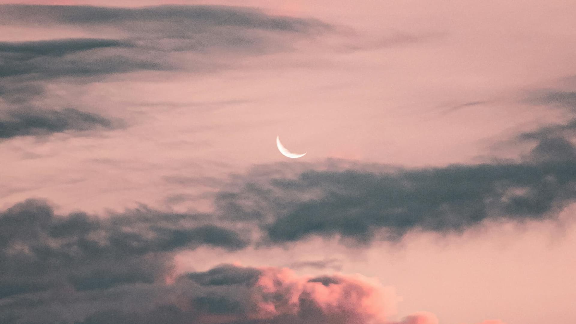 Rosa Himmel mit Sichelmond und Wolken
