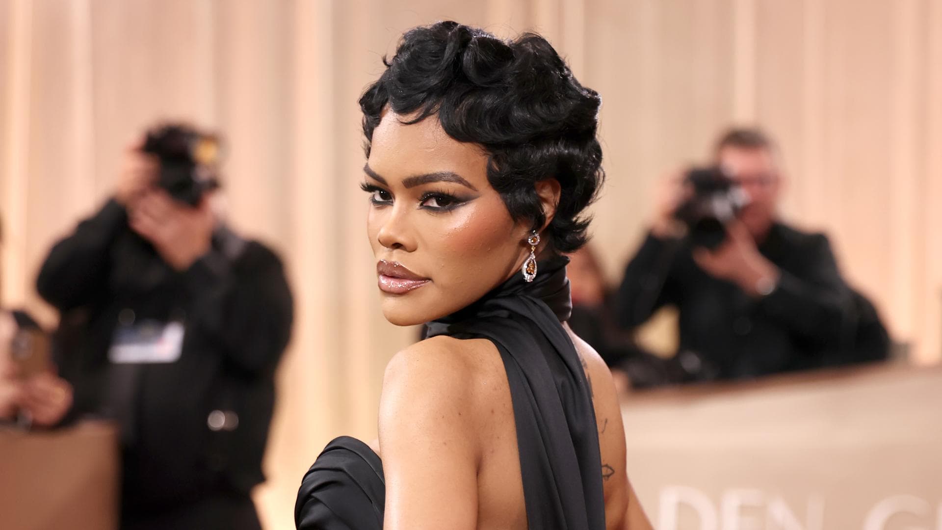 Teyana Taylor mit einem schwarzen Kleid mit Strass über dem Hintern.
