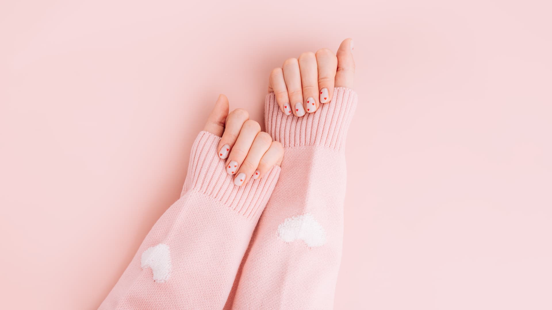 Fingernägel mit kleinen Herzen